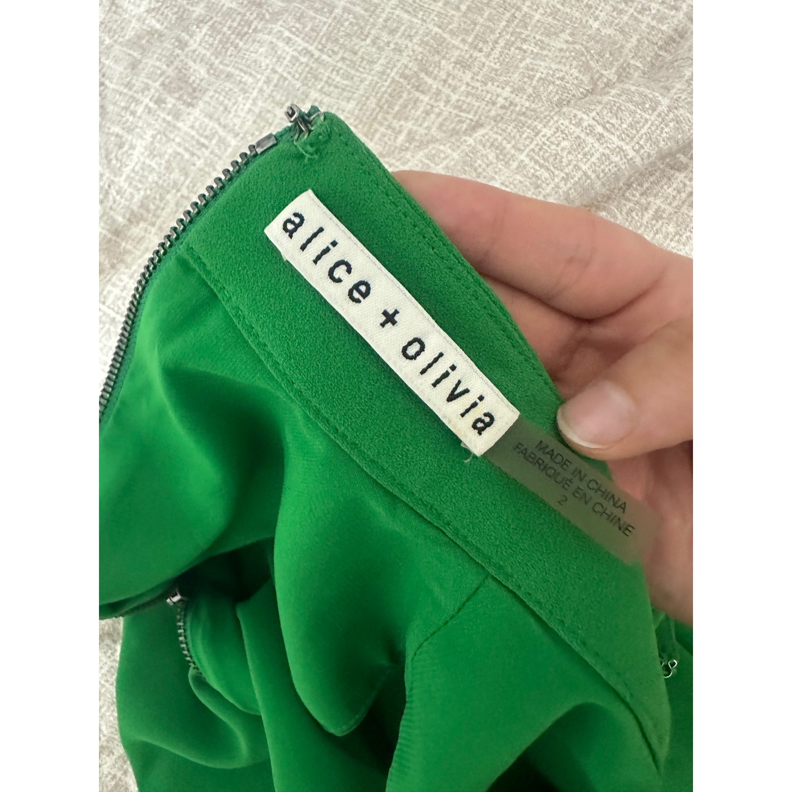 Alice + Olivia Green Mock Neck Sleeveless Top Exposed Back Zipper Shell Sz 2