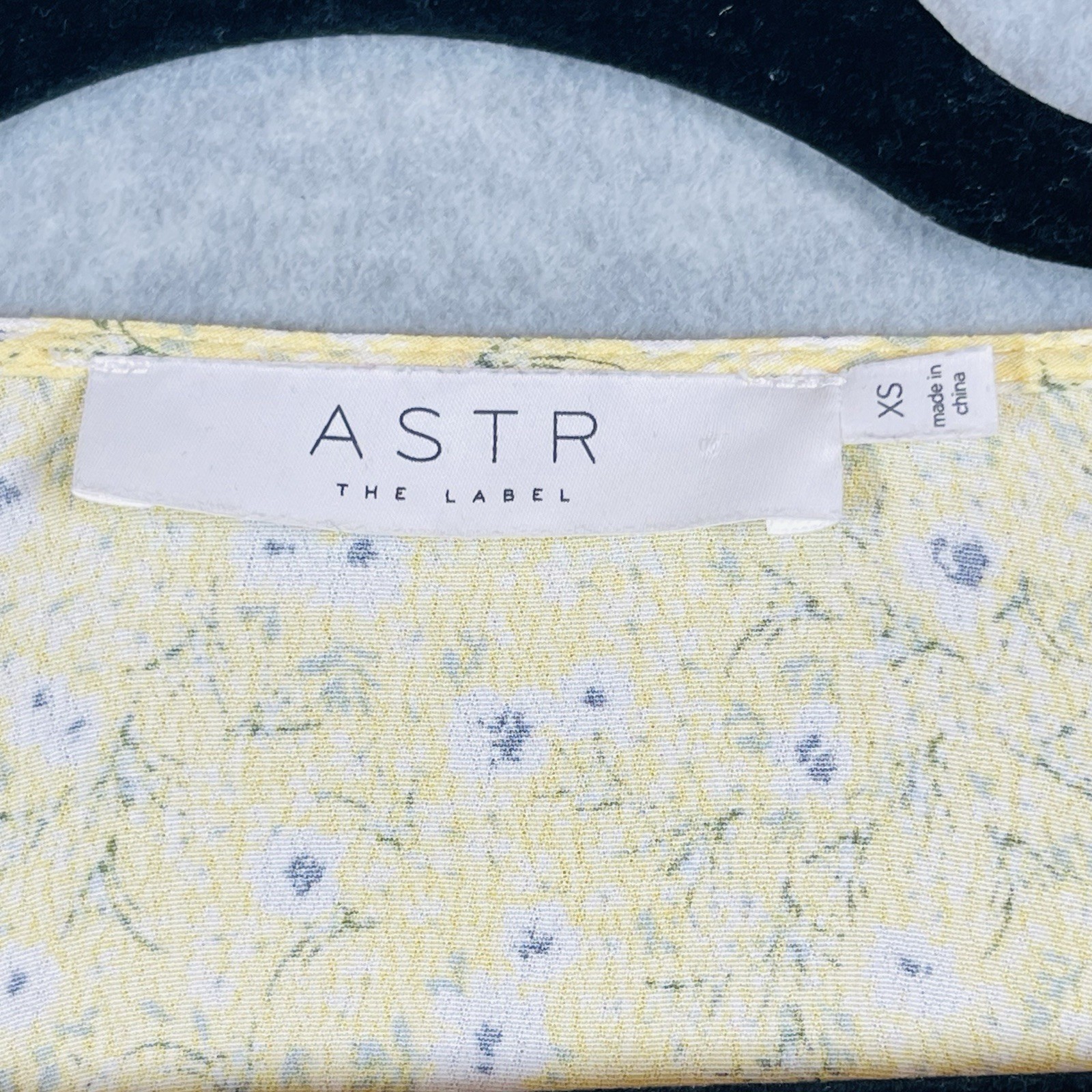 ASTR the Label Floral V-Neck Top Size XS Cropped Smocked Boho Cottage Feminine