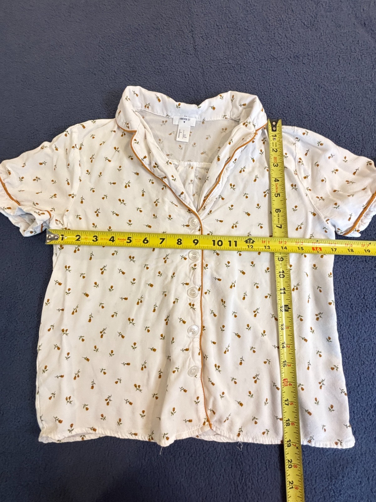 Forever 21 Top Womens Small Beige Rosebud Notch Collar Button Front Sleepwear