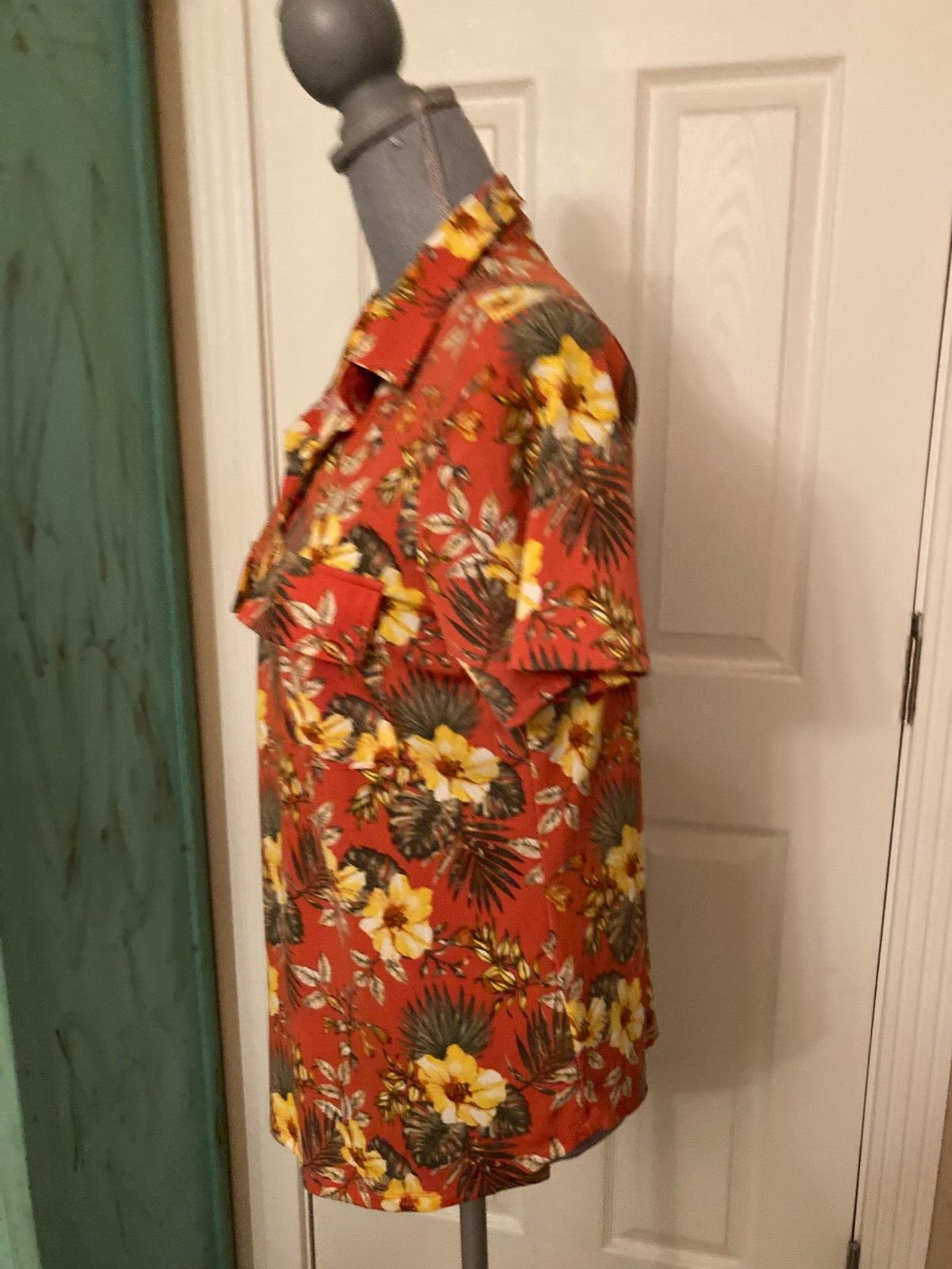 CURE, STRETCHY, SHORT SLEEVE, FLORAL PULLOVER SHIRT WITH POCKETS M