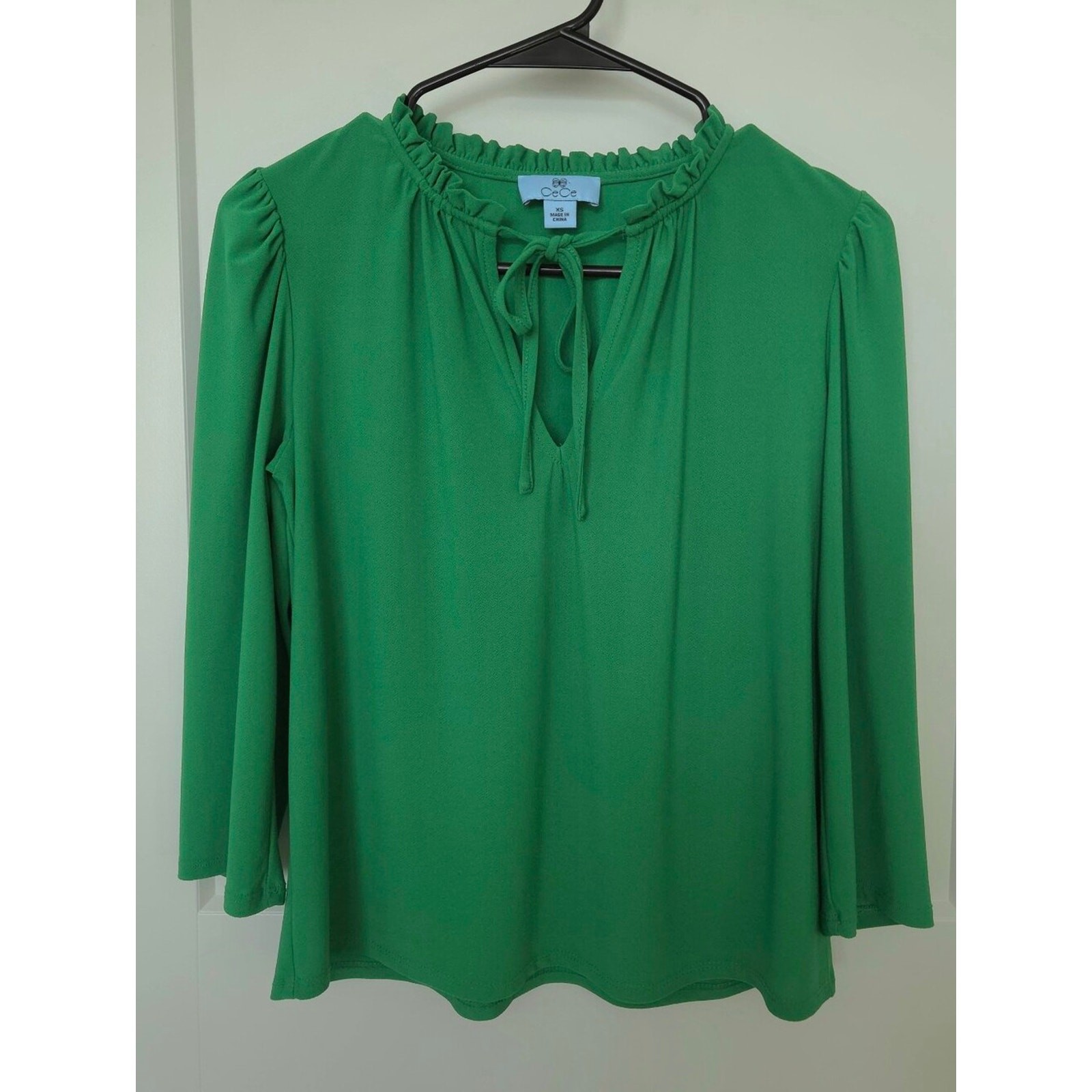 CeCe Emerald Green Ruffled Tie-Neck Blouse. Size XS. #SW