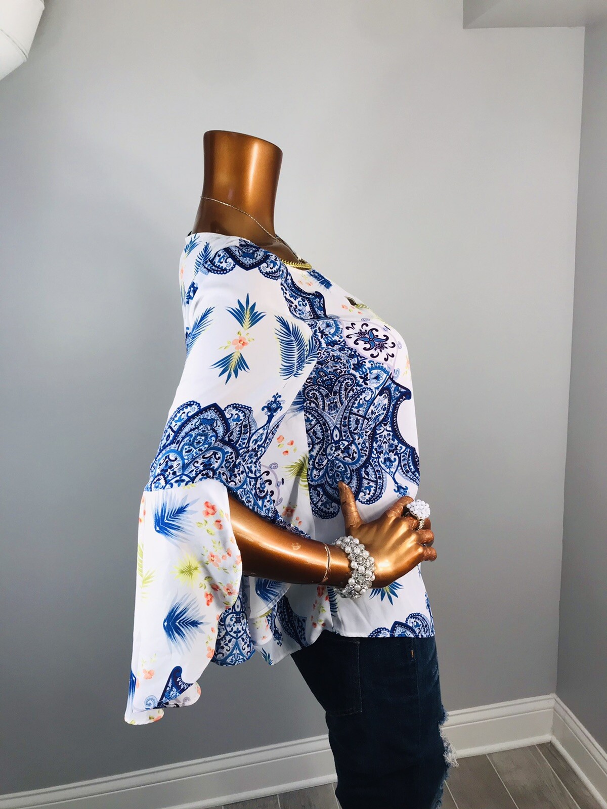 Bold Elements M Top Floral Multi Print Golden Chain Blouse 3/4 Bell Slvs Low Cut