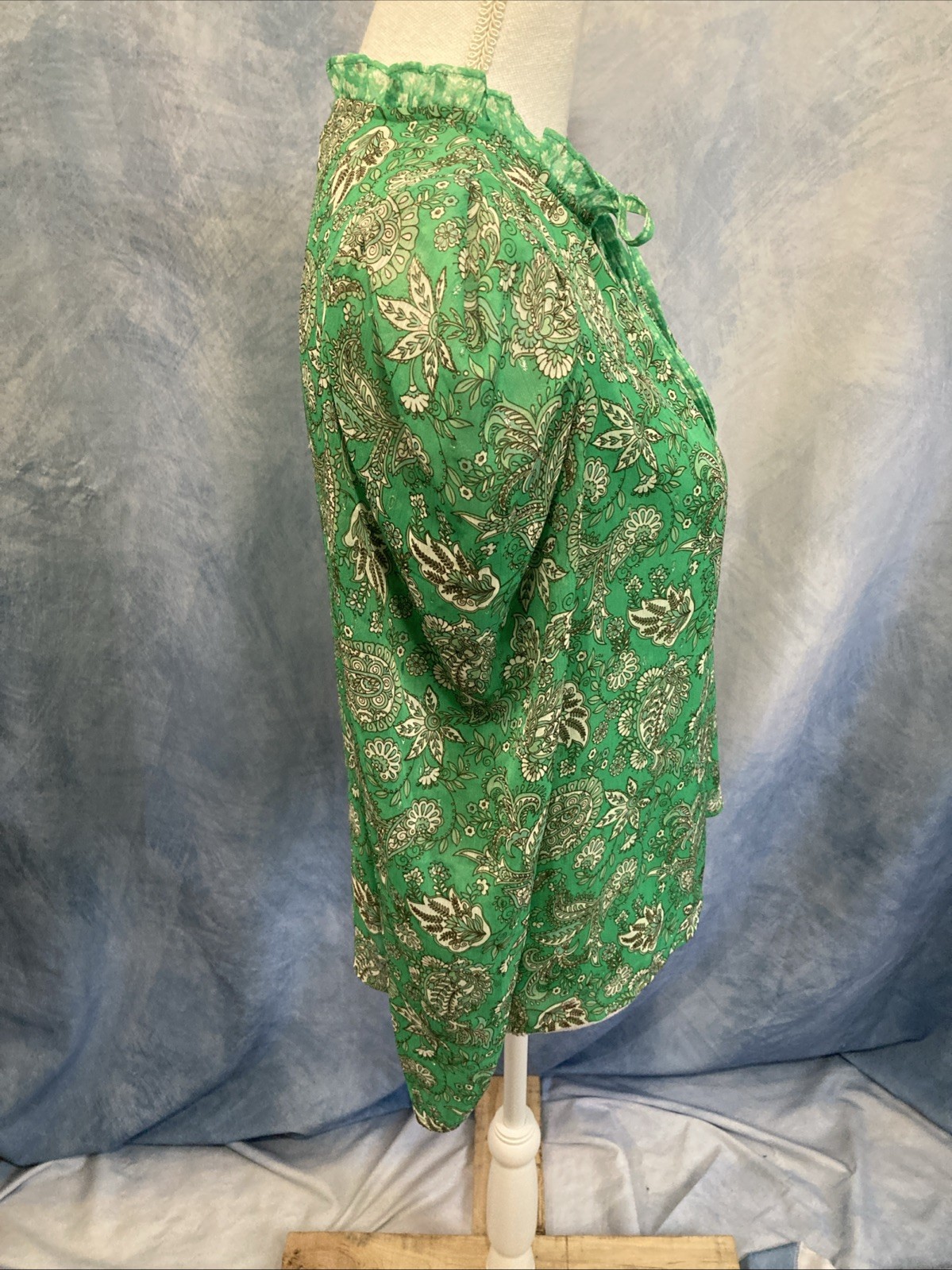 Cupcakes & Cashmere Green Paisley Ruffle Blouse Top XS EUC Puff Sleeve Tie Neck