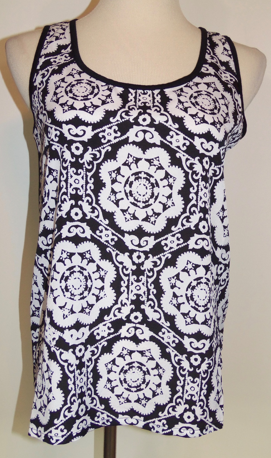 New August Silk Small Tank Top Black/White Scoop Neck Sleeveless Blouse