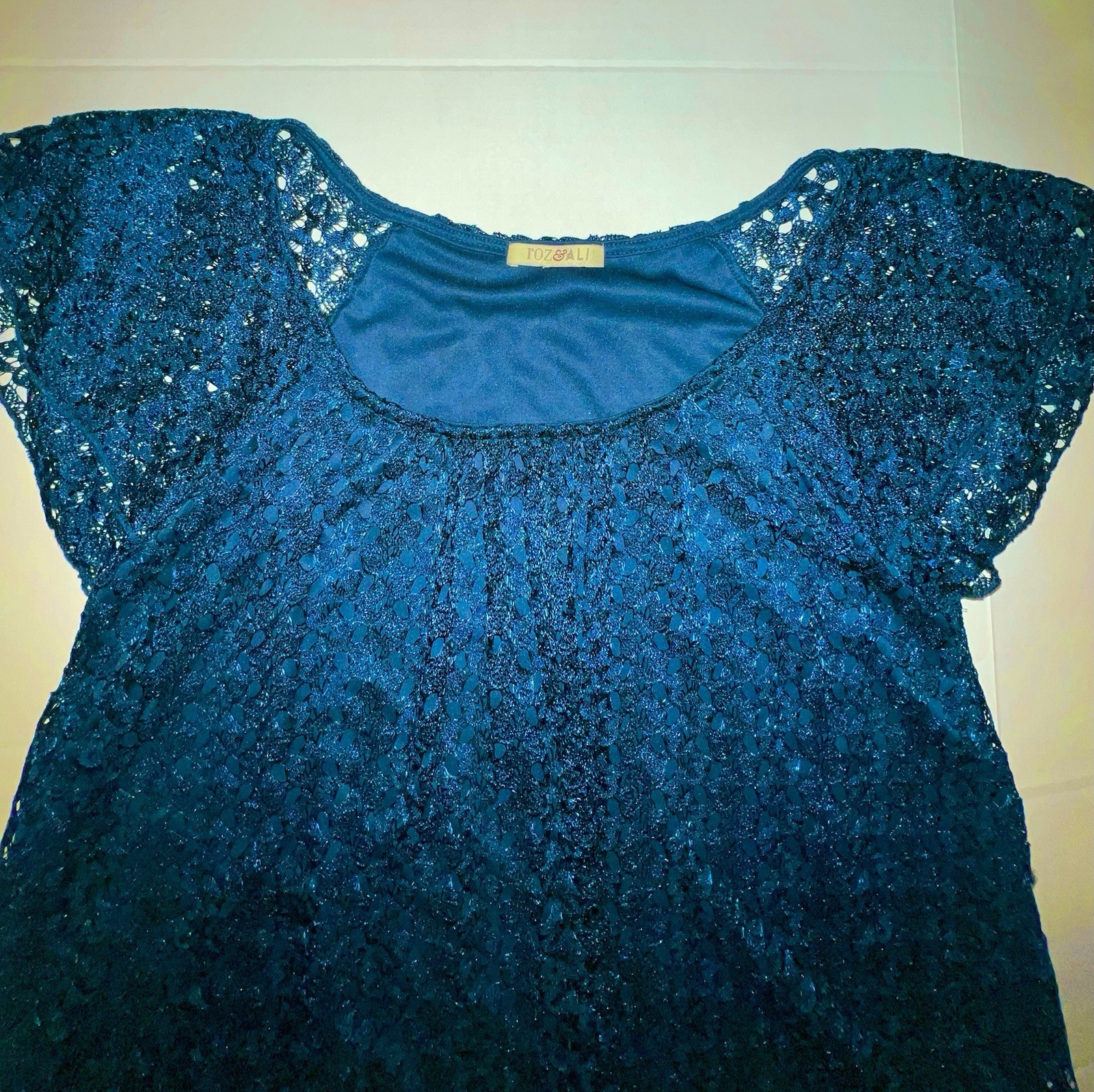 Rod And Ali Medium Blue Crochet Lined Blouse Women’s Short Sleeve