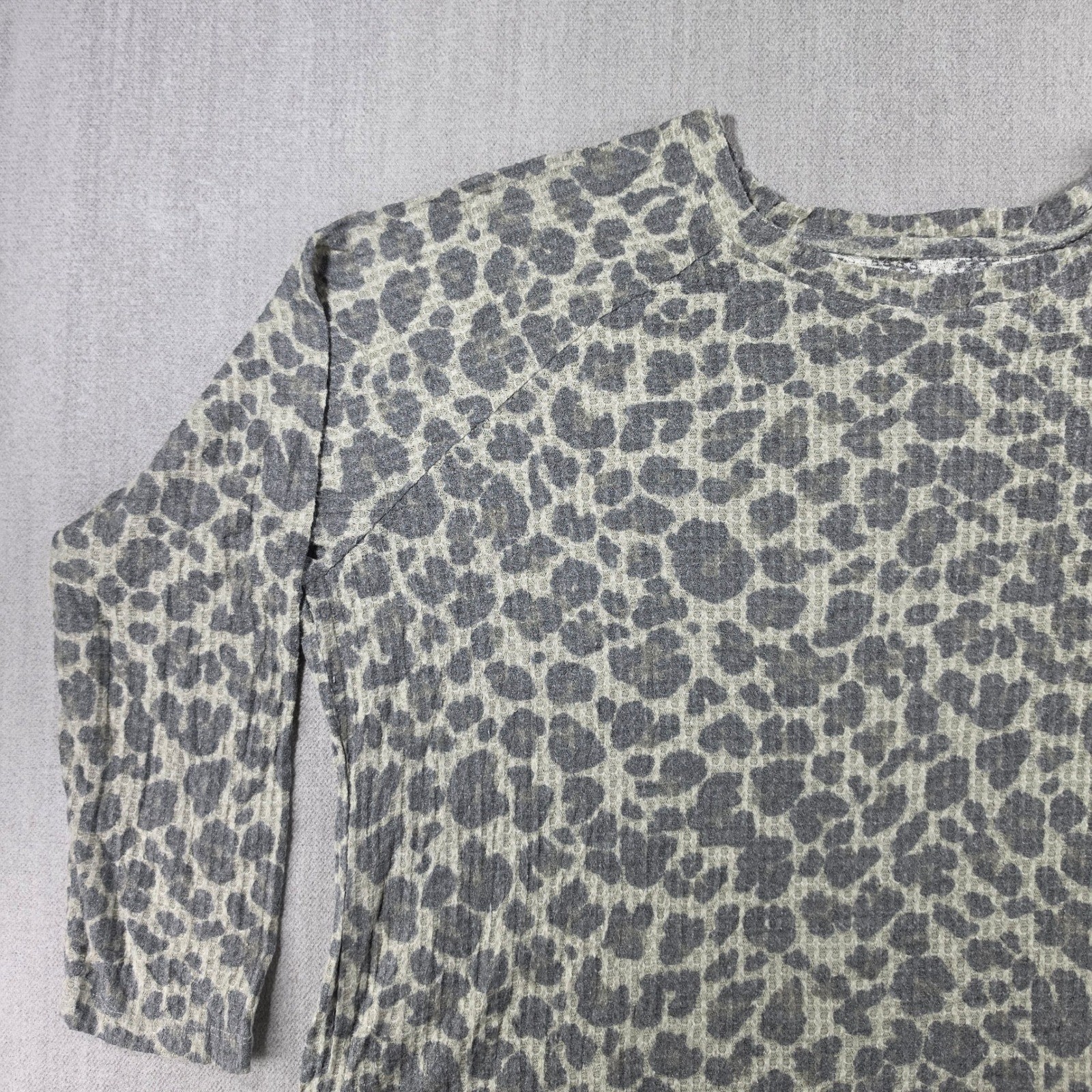 Peace & Pearls Waffle Knit Top Women XXL Gray Leopard Print Raglan Sleeve