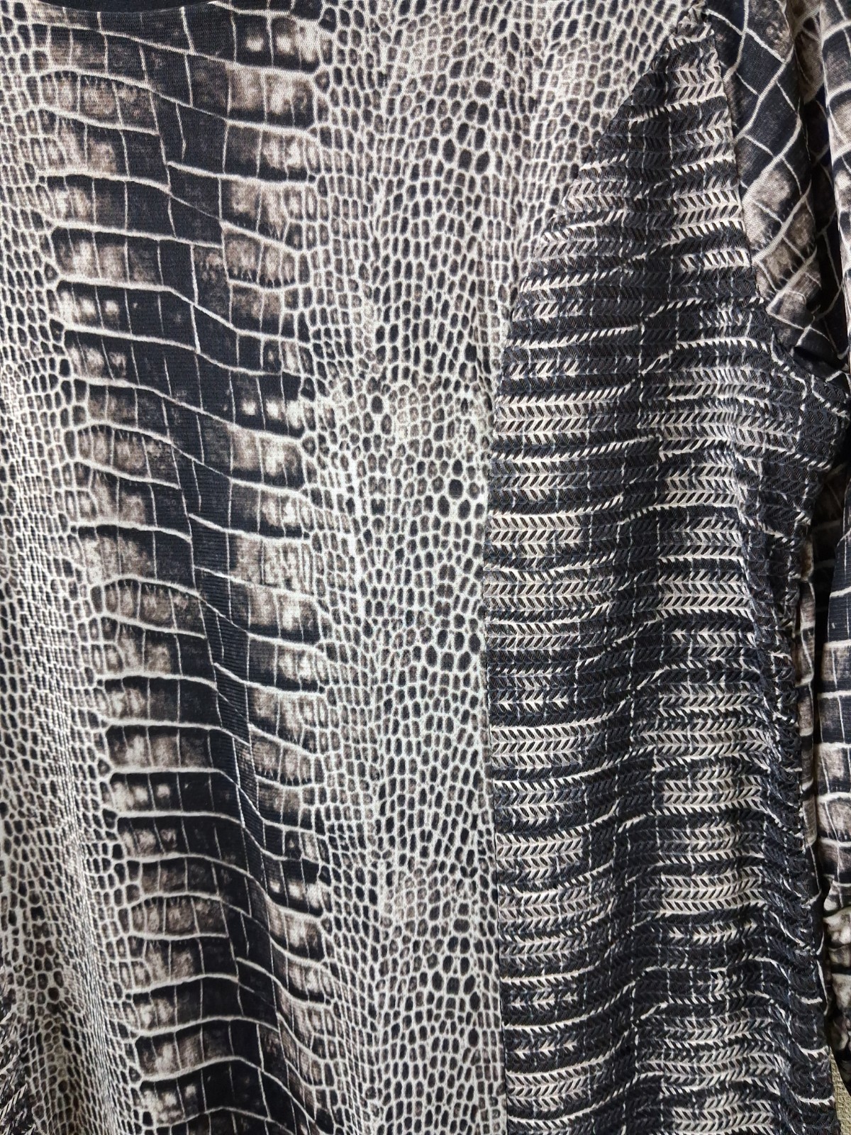 Style Co Tunic Top Woman’s Size XL Alligator Black White 3/4 Sleeve Lined Friled