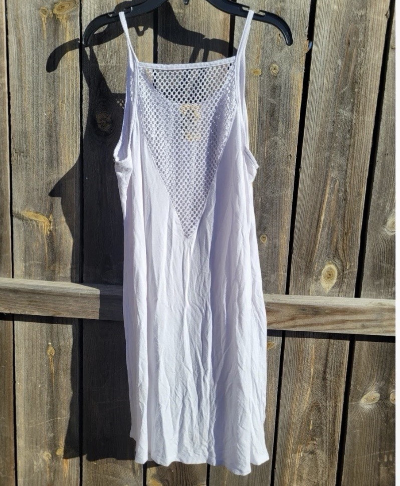 Women’s size M White Solid Mesh V-Neck Sleeveless Spaghetti Strap Cami Tank