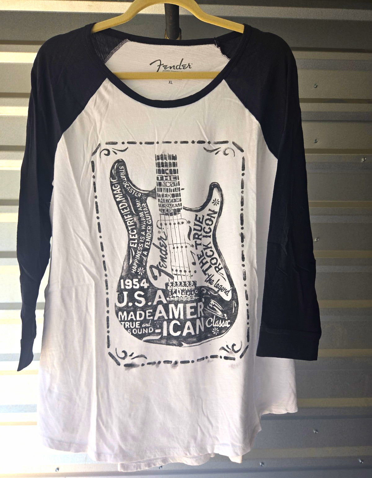 Fender Women’s White/Black Graphic Logo Crew Neck 3/4 Raglan T-Shirt XL