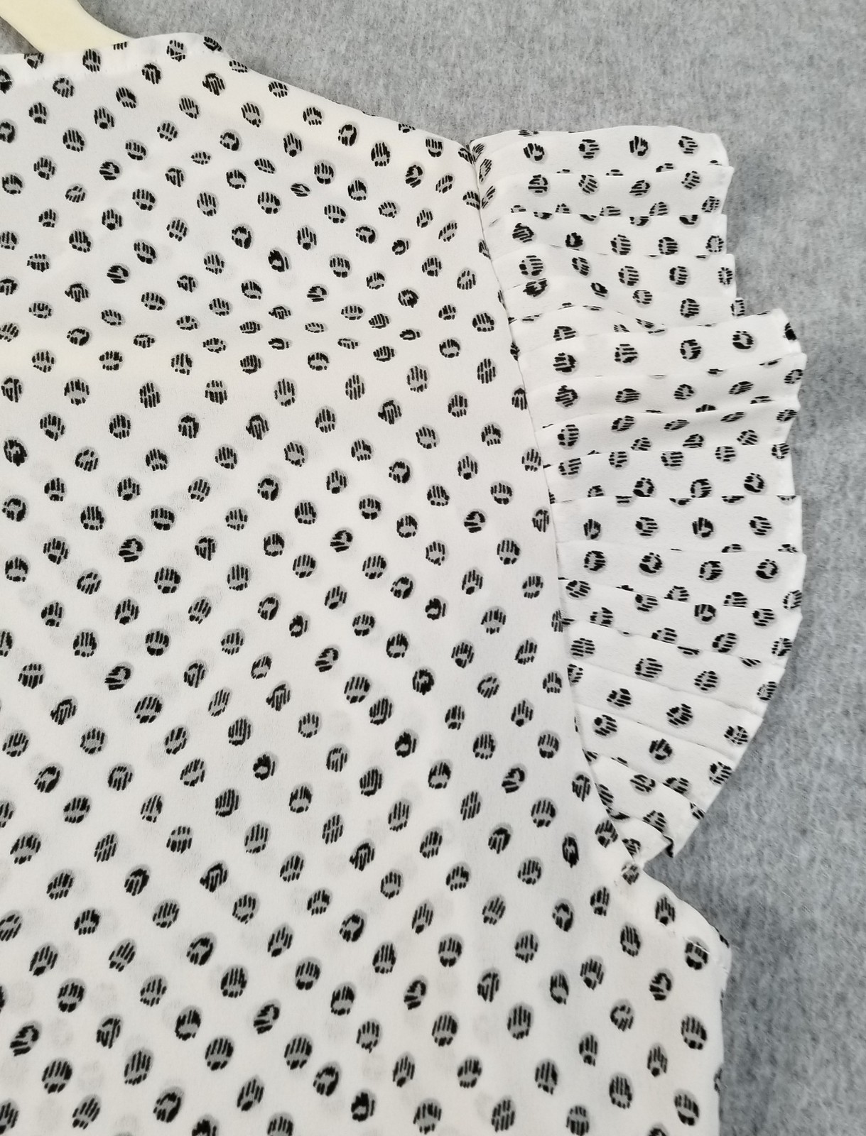 ADRIANNA PAPELL Top Women’s Small White Black Gray Geometric Sheer Short Pleated