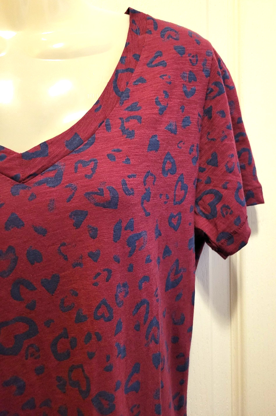 NWOT Arizona deep red gray geometric hearts short sleeve v-neck blouse Size L
