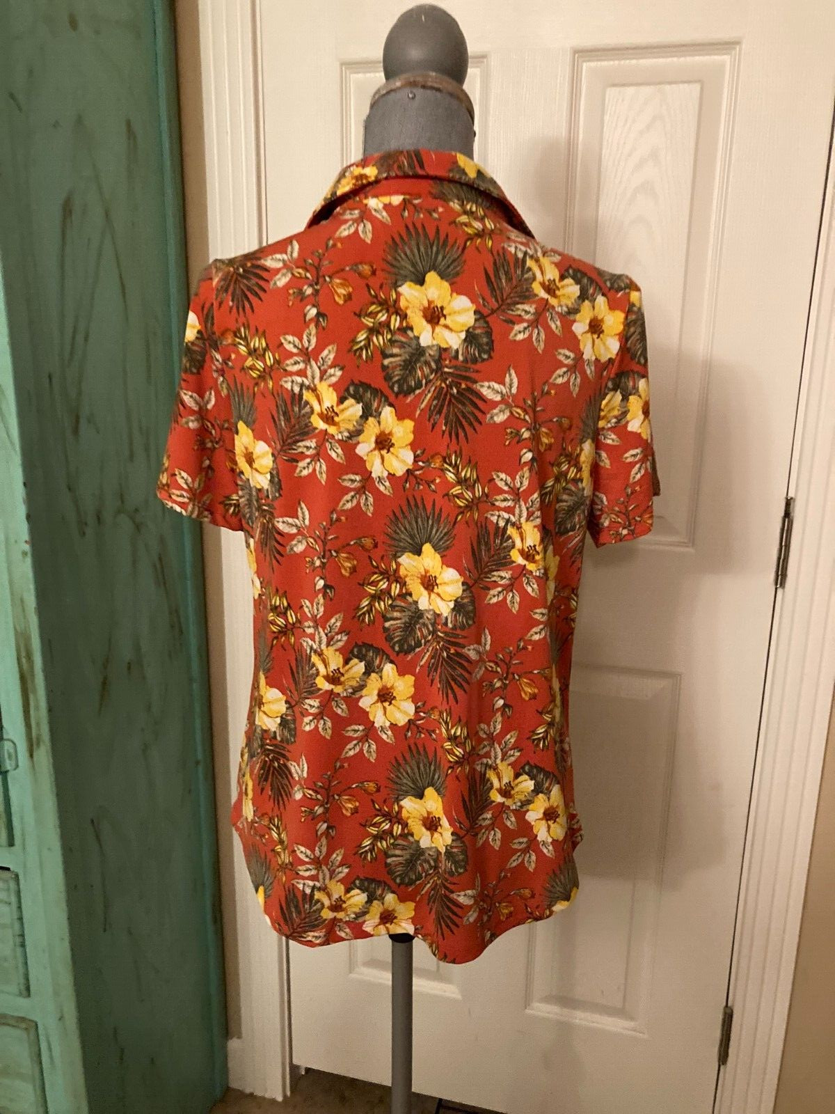 CURE, STRETCHY, SHORT SLEEVE, FLORAL PULLOVER SHIRT WITH POCKETS M