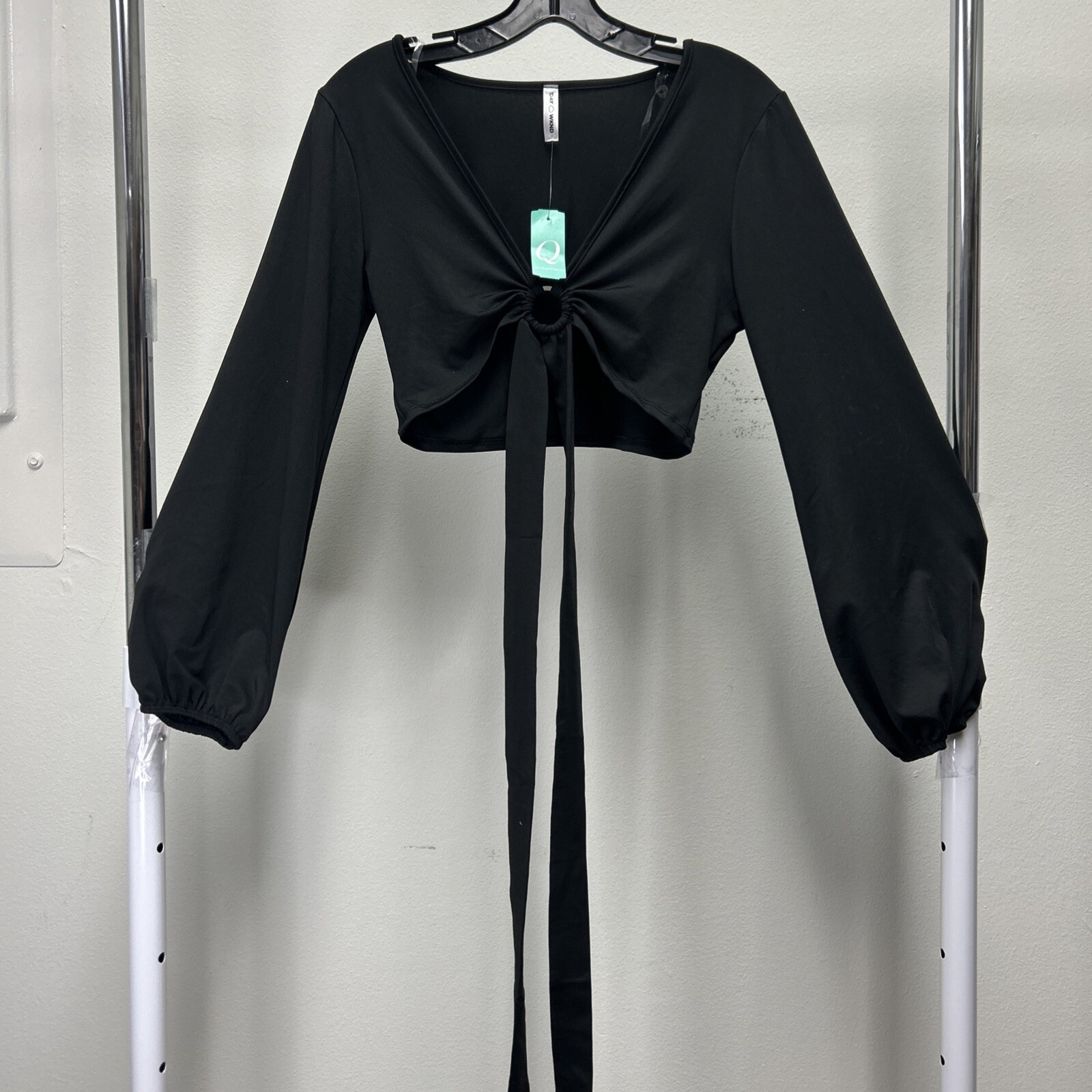 New 7Daywknd Women’s Black Key Hole Cropped bottom tie blouse Size Medium – NWT