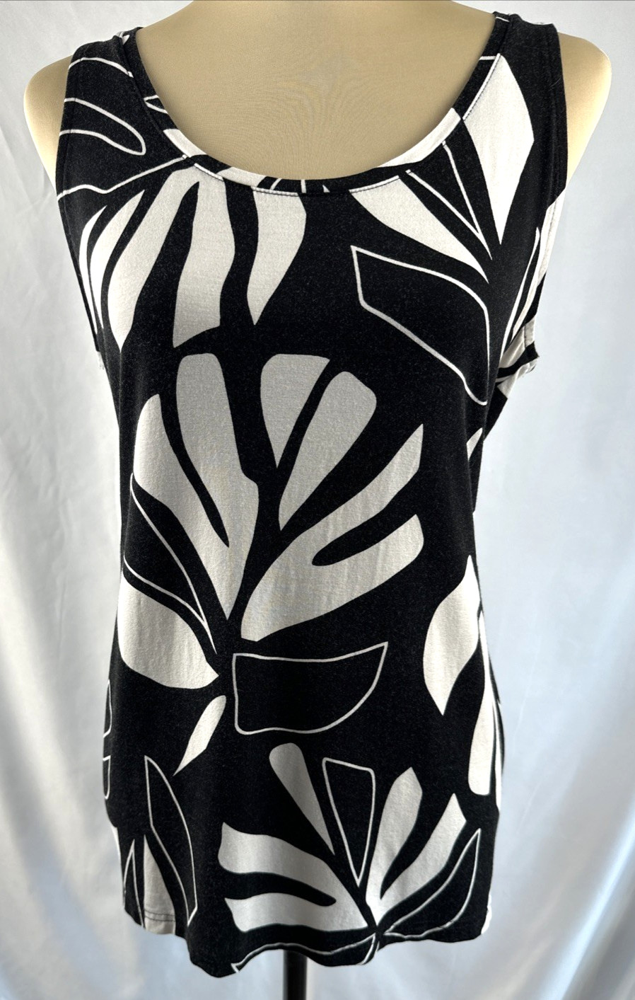 Chico’s Black White Tropical Tank Top Sleeveless Stretch Knit Minimalist Medium