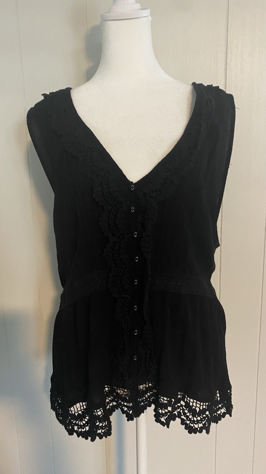 Women’s American Rag XXL Sleeveless Crochet Front And Hem Elastic Waist Blouse