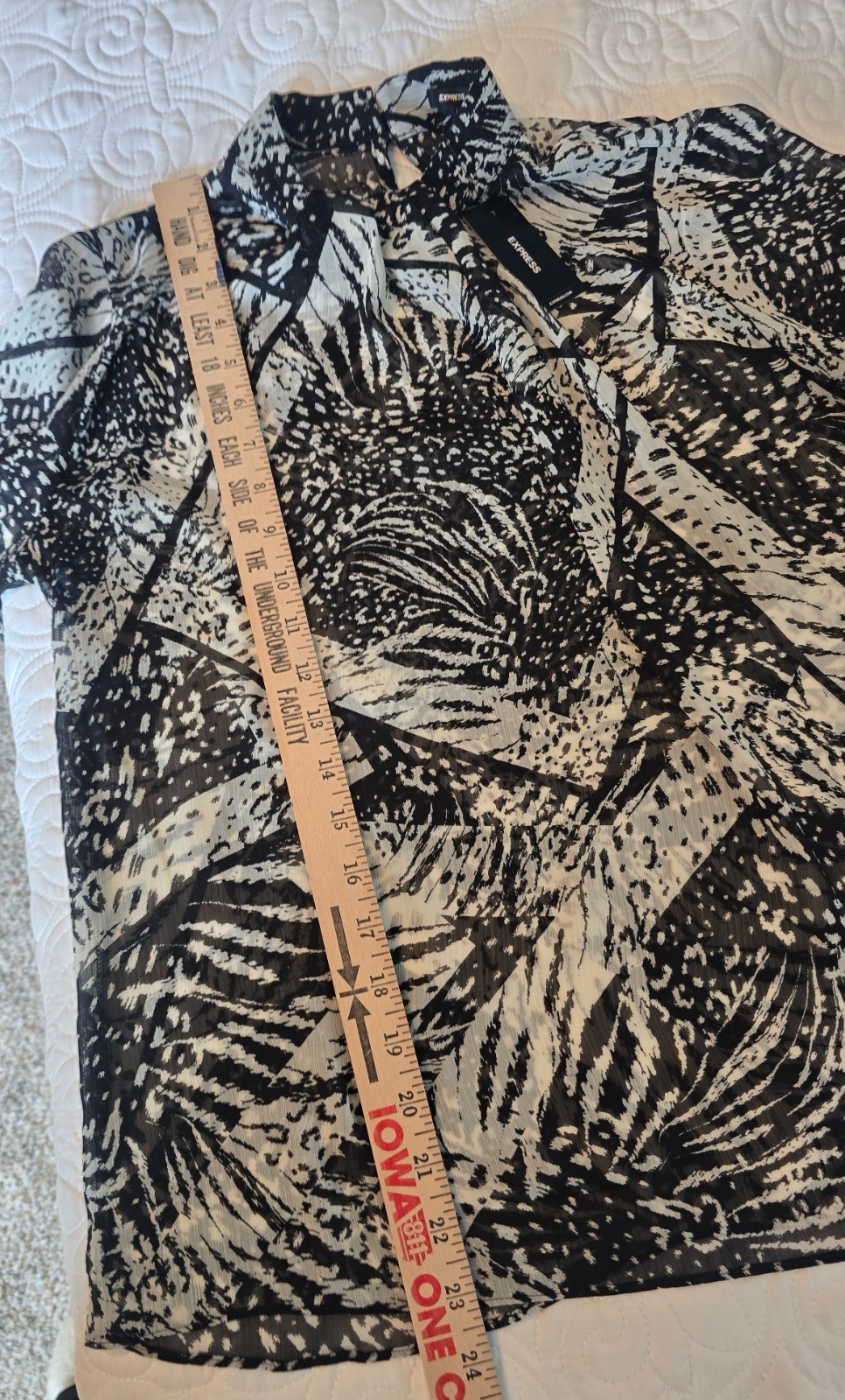 Express Women’s Black White Abstract Print Blouse Size Small NWT
