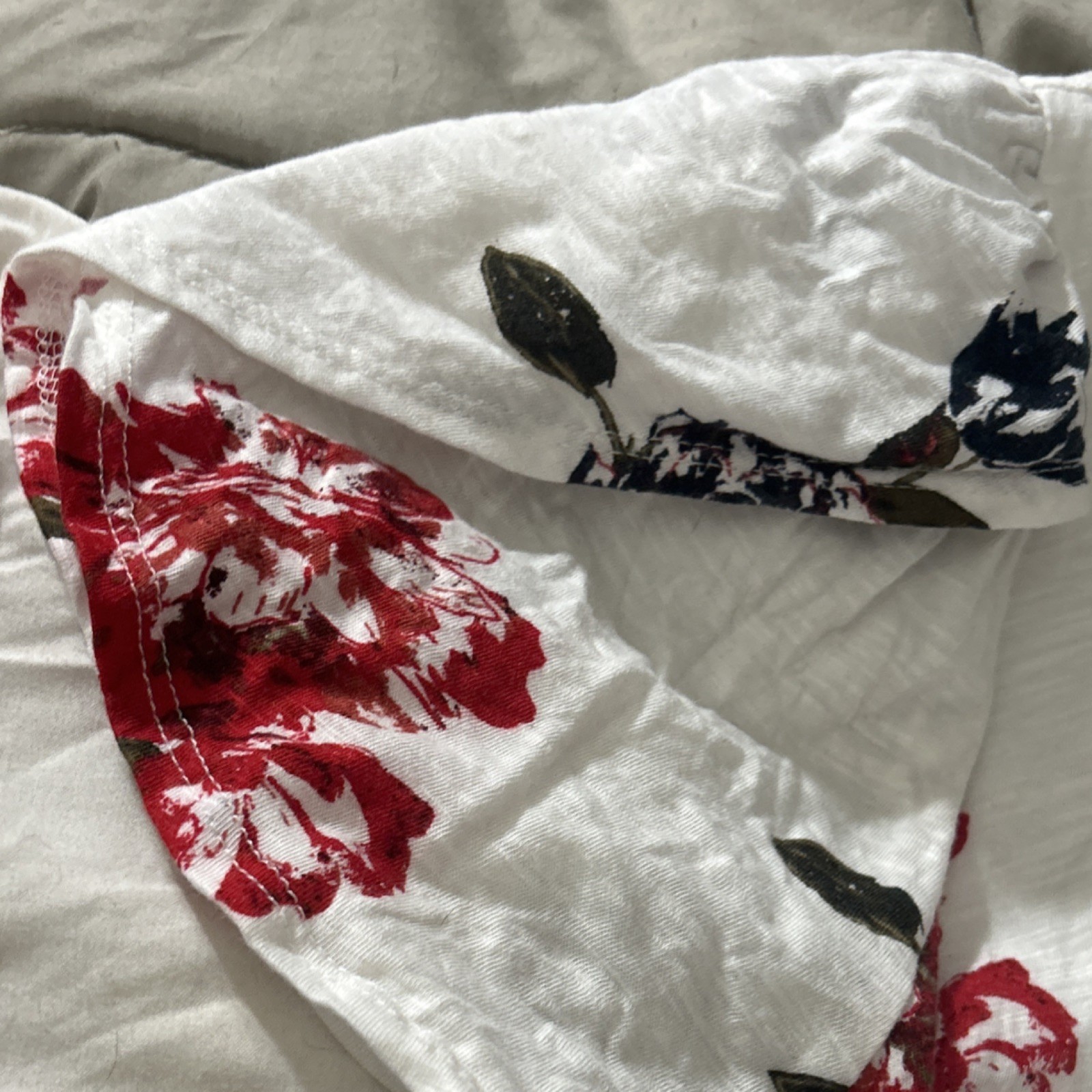 White Floral V-Neck Short Sleeve Blouse Pullover Top Red Blue Green Regular