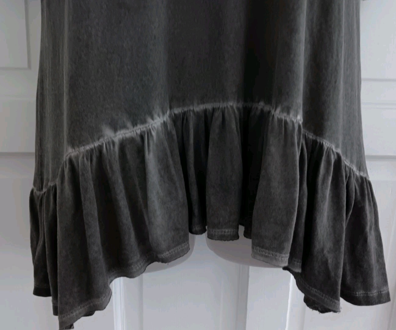 Dantelle Tunic Top Medium Dropped Waist Ruffle Flounce Hem Raglan Sleeves Gray