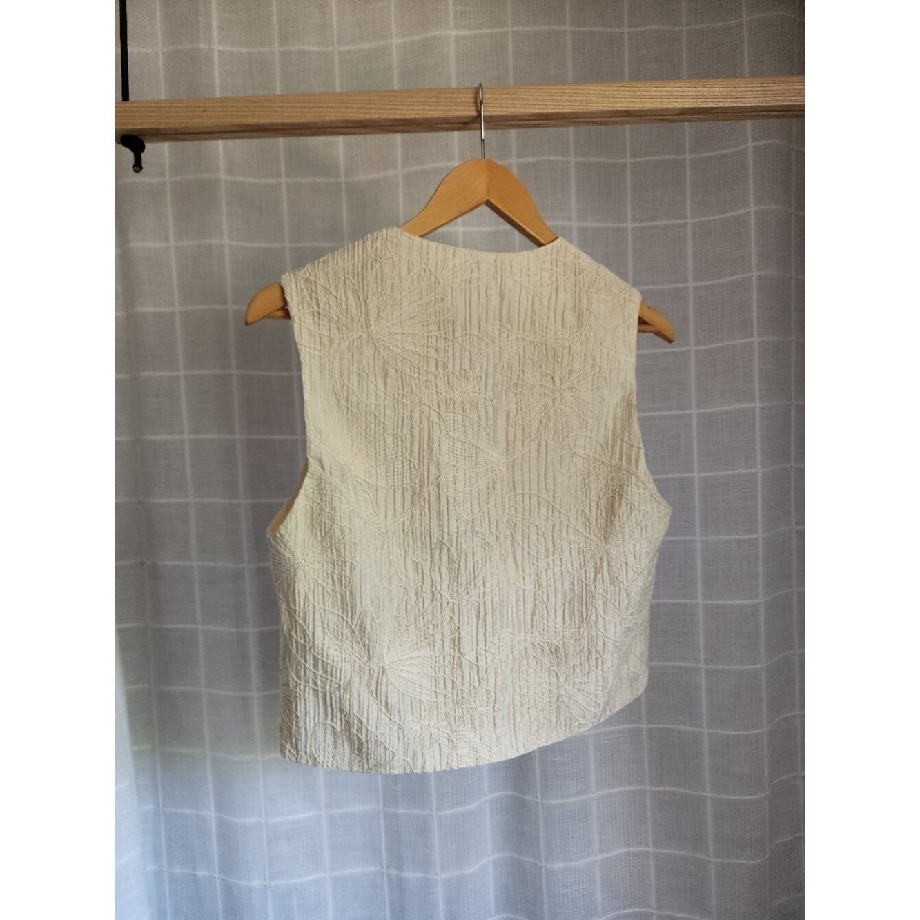 Xetra Textured Embroidered Summer Floral Vest Cream Sleeveless Open Front Size M