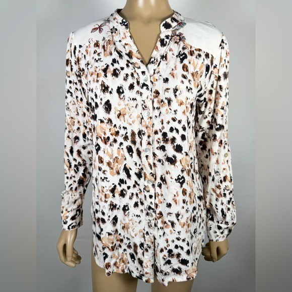 fig and flower Women’s Size Medium 100% Rayon Button Front Shirt Animal Print