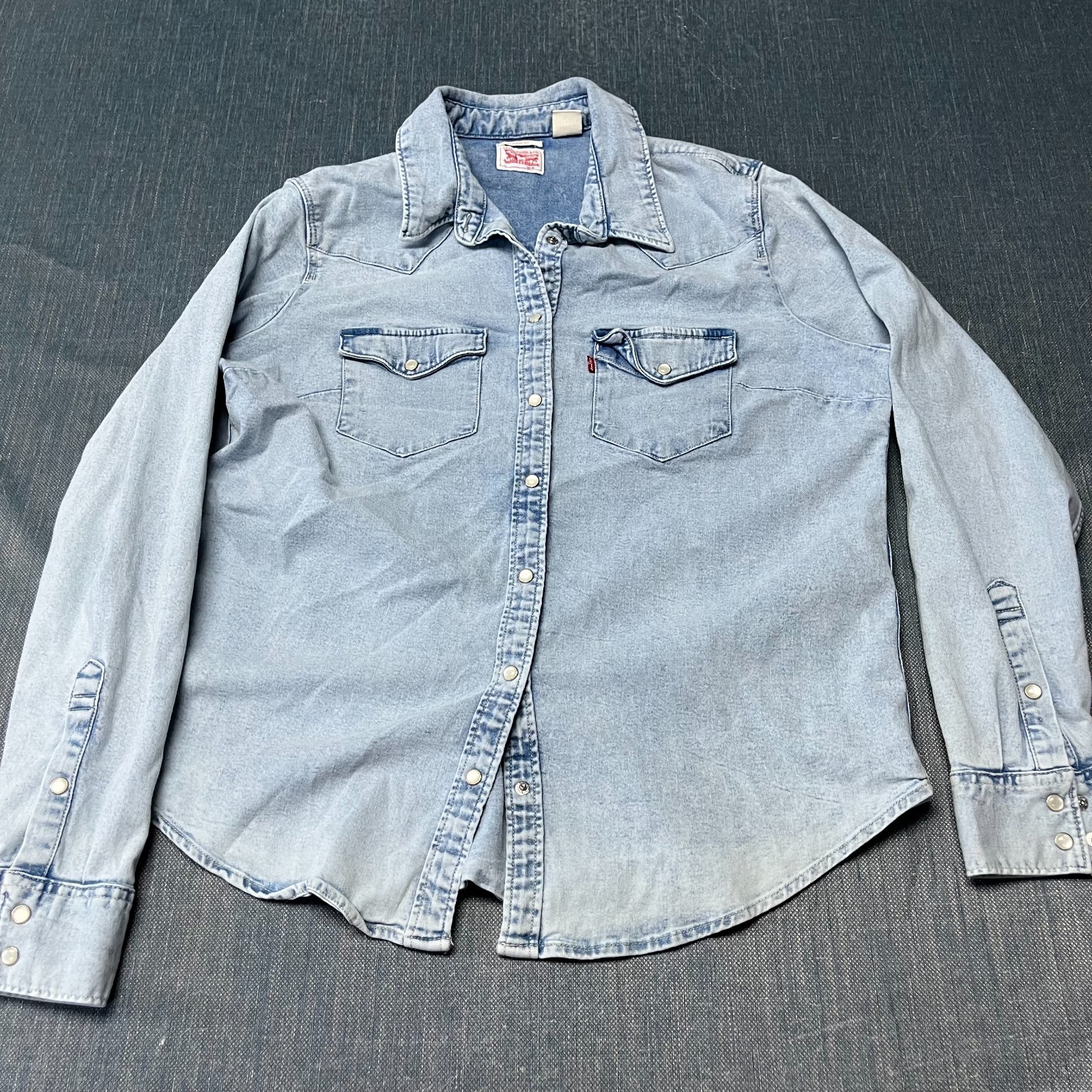 Levi’s Women’s Shirt Size XL Blue Denim Western Snap Long Sleeve Classic Fit