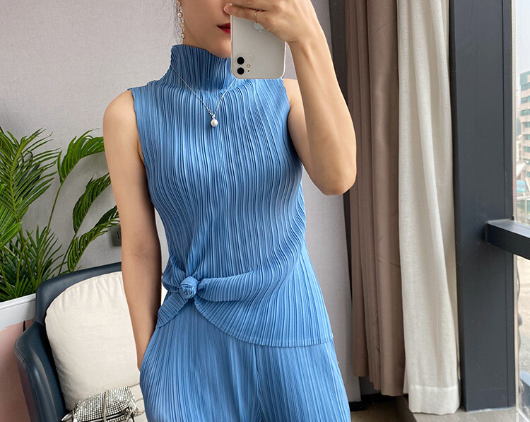 24SS Fashion Pleated High Necked Sleeveless Shirt with Solid Color Bottom Vest