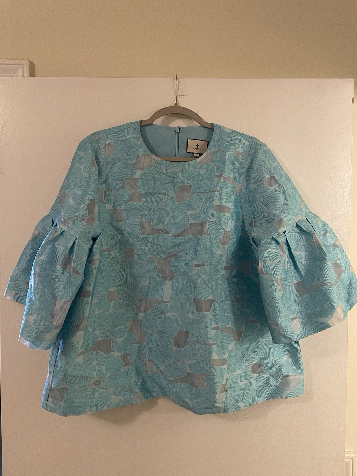 Tuckernuck Blue Floral Jacquard Ruffle Sleeve Zip Blouse Women’s Size L