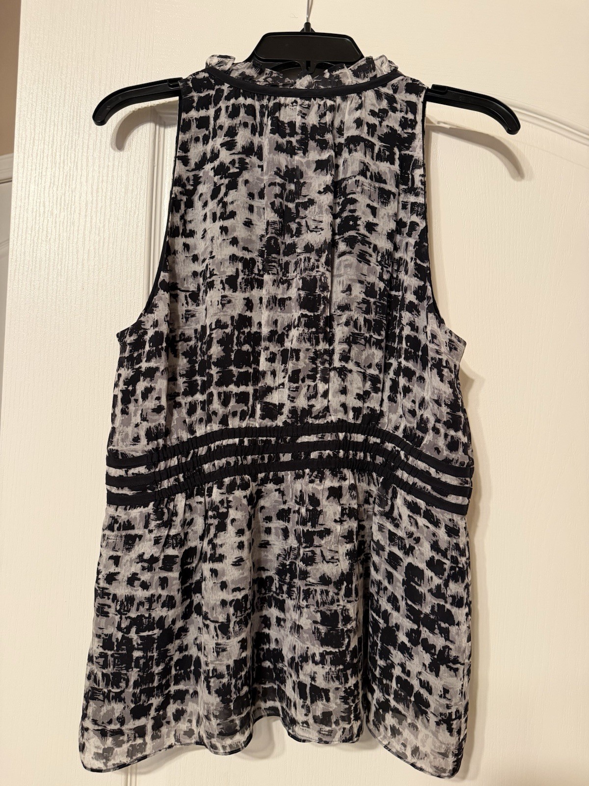 BCBG Sleeveless 100% Silk Snake Print Top Size M – EXCELLENT Condition