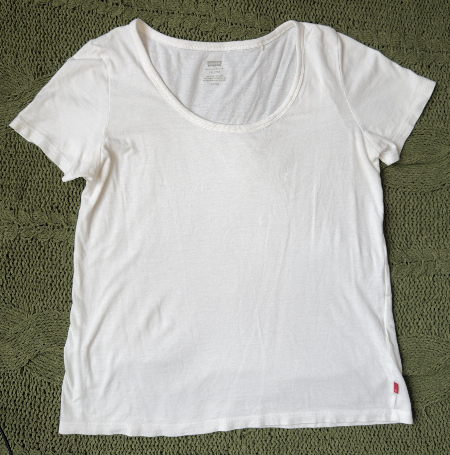 Levi’s Women’s White Solid Scoop Neck Short Sleeve Knit T-Shirt, Regular S