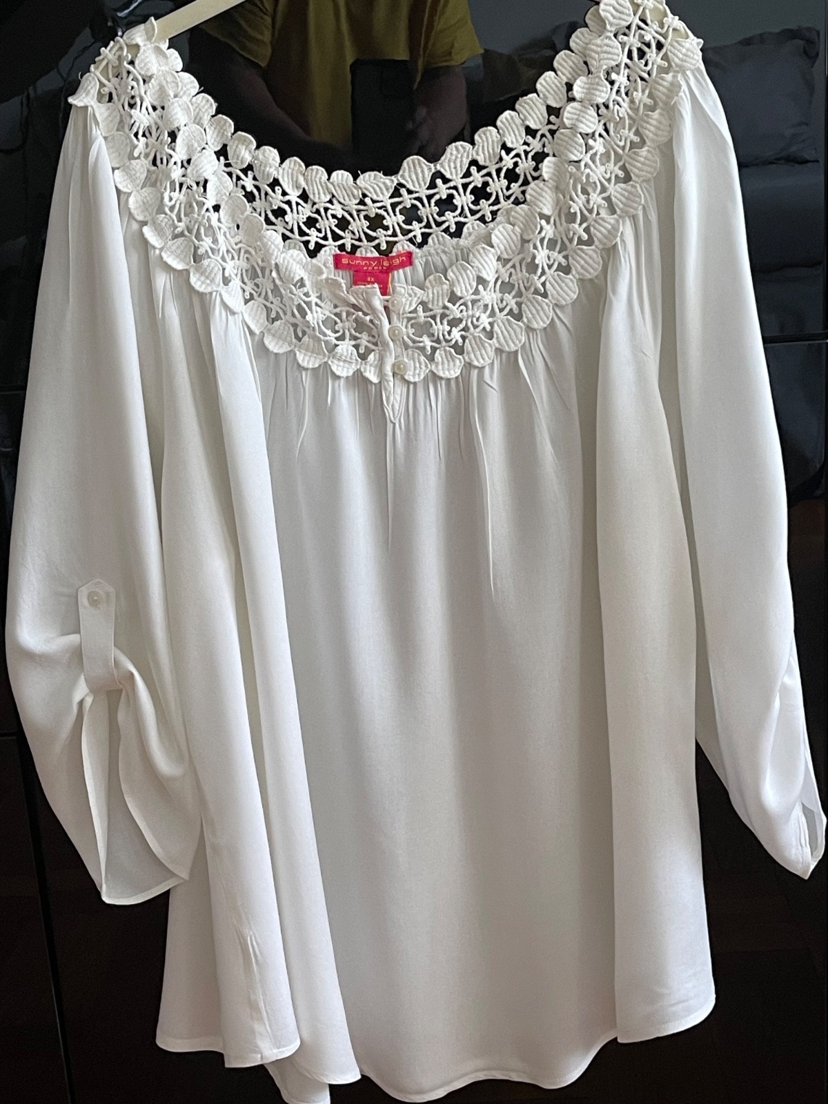 Woman’s White Embroidered Adjustable Sleeve Top Size 3x Excellent Condition