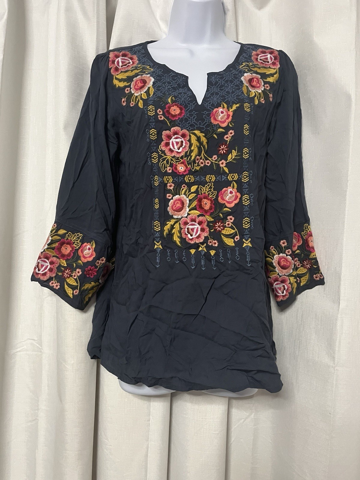 (Small) Andree By Unit Women’s Floral Embroidered Top Size Small