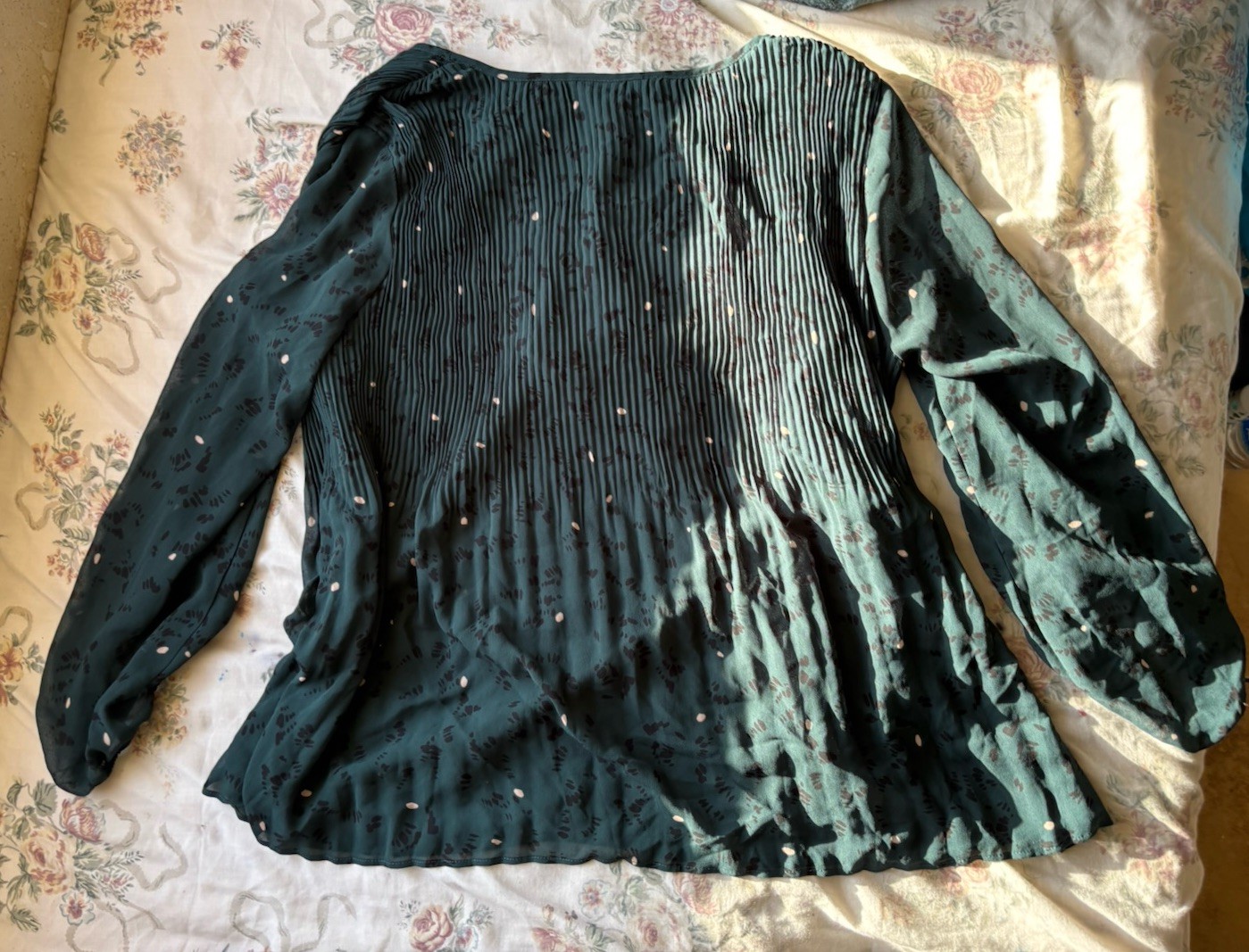 Nine West Women’s Green Floral Pleated V-Neck Long Sleeve Blouse Size M