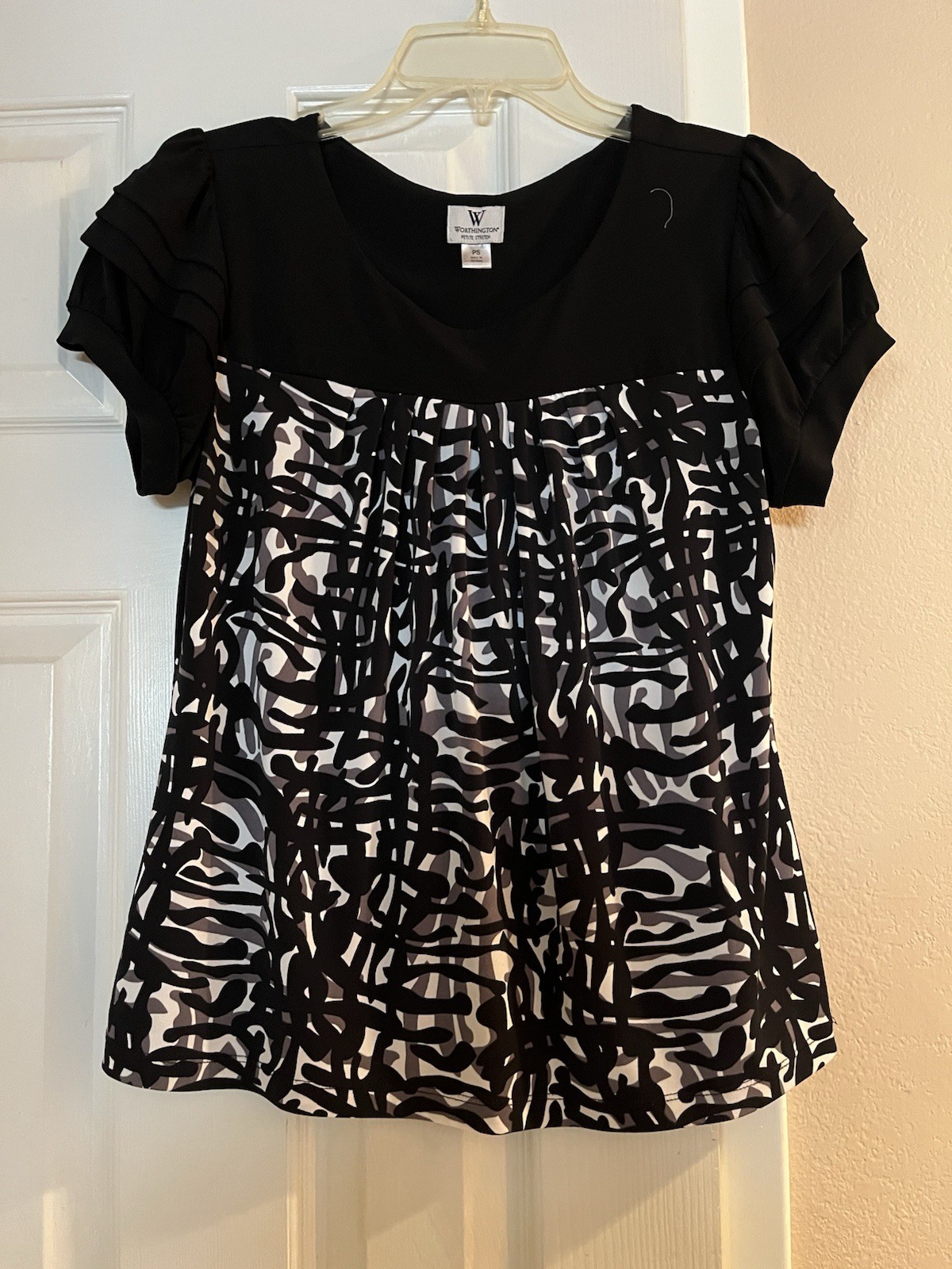 Worthington Petite Stretch Black/White Short Sleeve Blouse Size PS Pleated