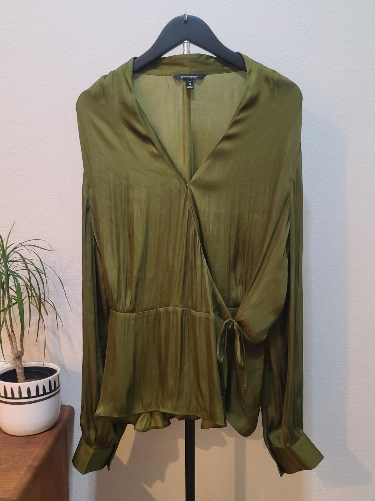 Banana Republic Green Satin Wrap V-Neck Tie Blouse Long Sleeve Tall XL