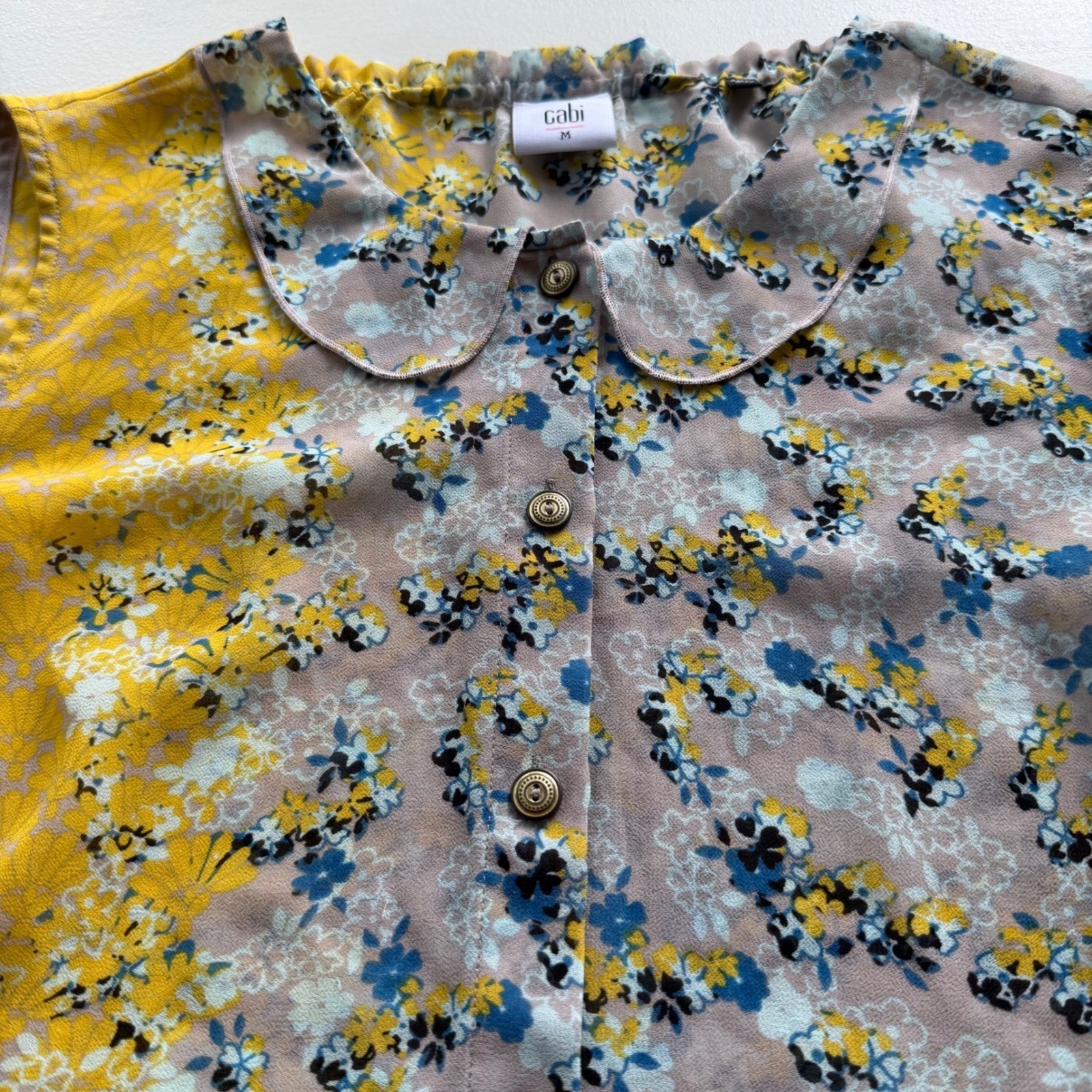 Cabi Womens M Yellow Blue Gray Mix Floral Button Sleeveless Offsides Blouse 5221
