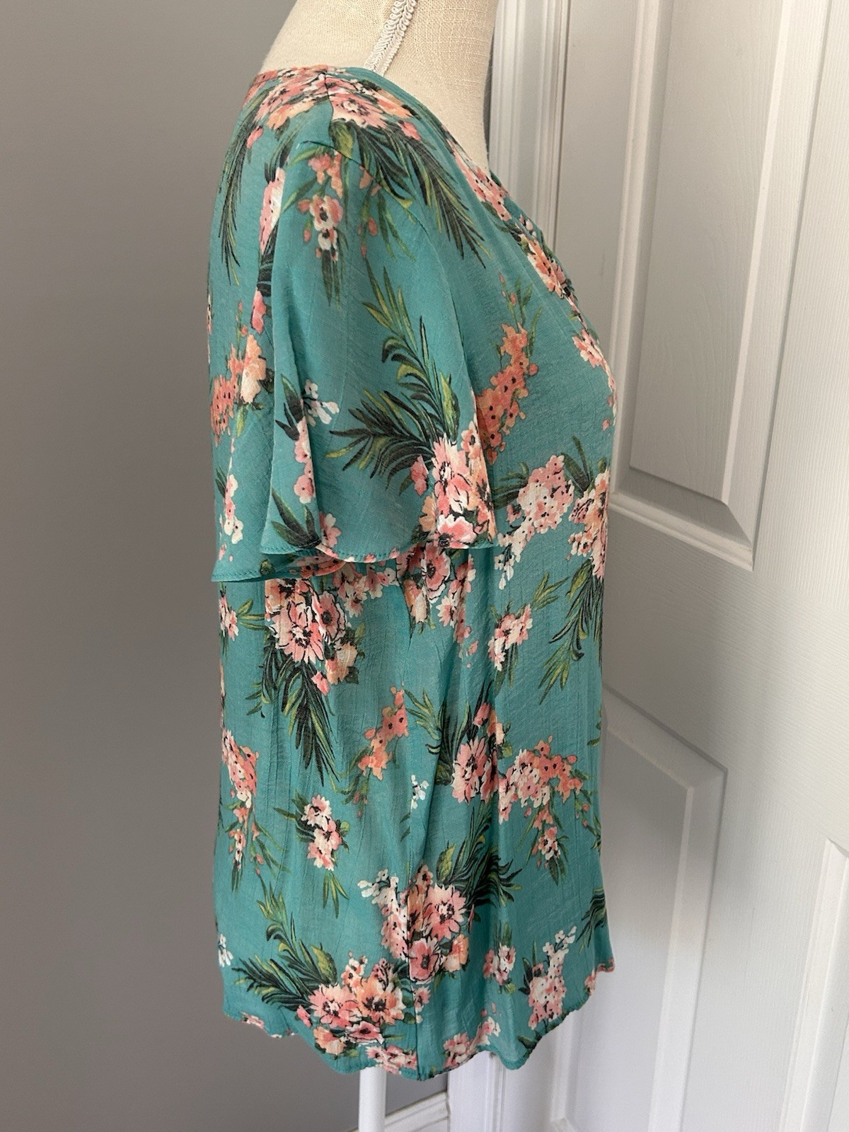 COUNTERPARTS~LARGE~GREEN & PINK FLORAL SHORT FLUTTER SLEEVE CASUAL-CAREER TOP~L