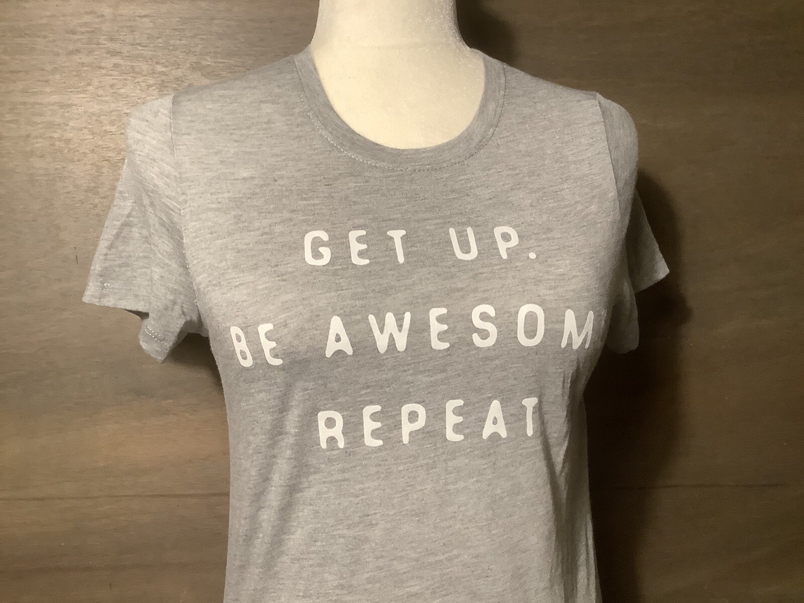 ZOE + LIV WOMENS GRAY TEE SHIRT “GET UP BE AWESOME REPEAT” ROUNDED HEM SMALL