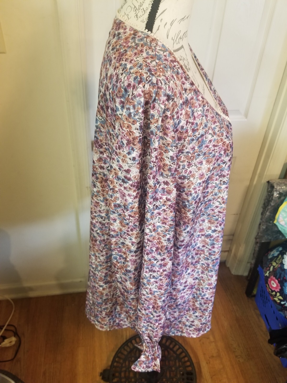 Davi & Dani Blouse Large Multi Purple Floral LSlvs Elastic Ruffle Cuff Lace Trim