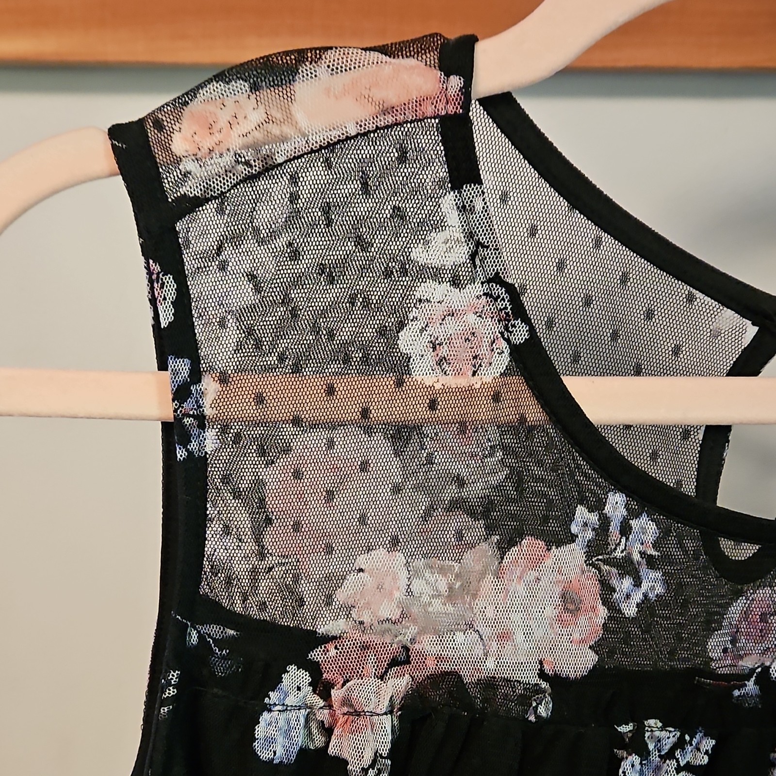 Women’s M Black Floral Sheer Mesh Yoke Round Neck Short Sleeve Blouse
