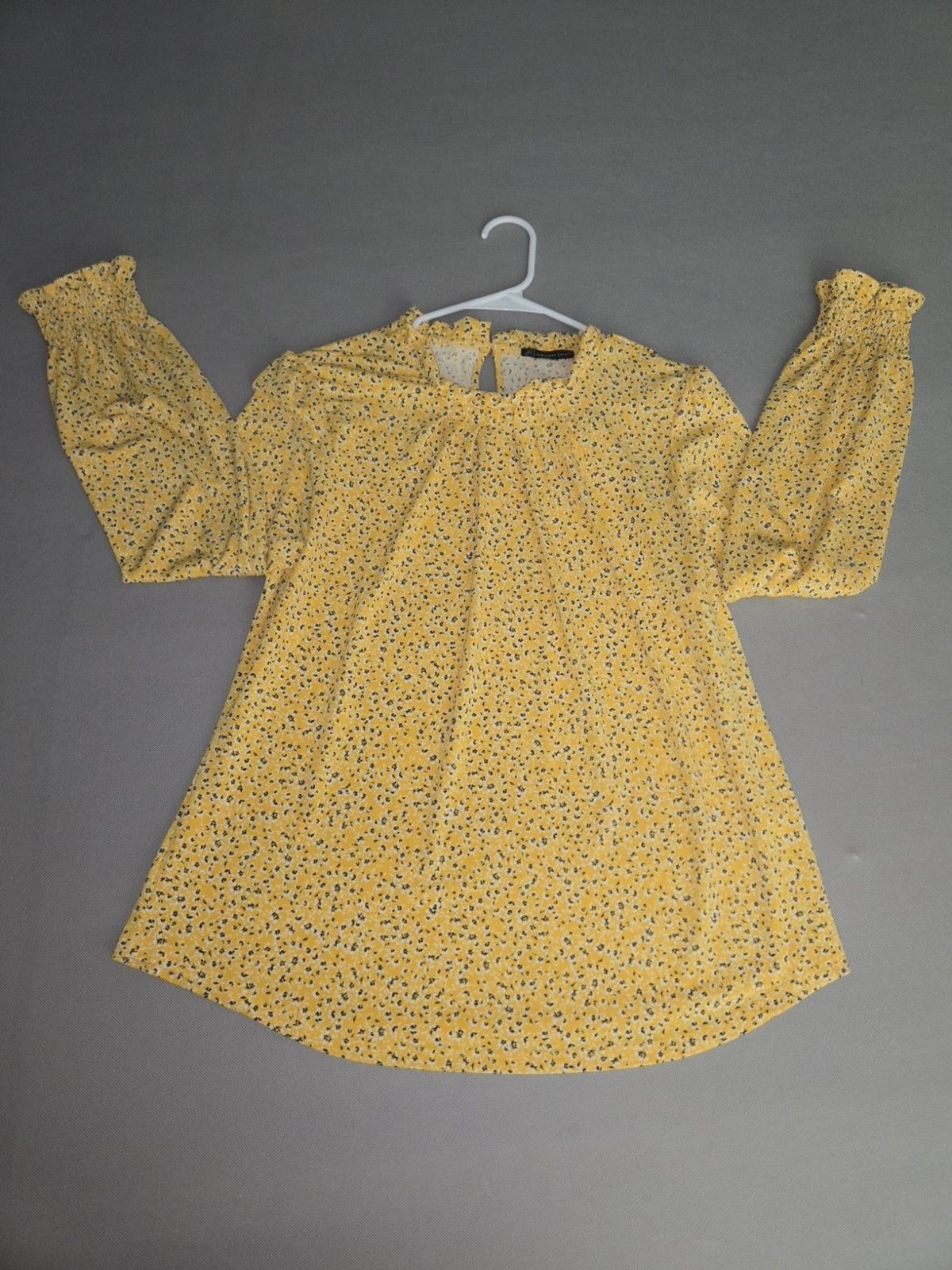 Blusa Adrianna Papell Yellow Stamped Flowers Long Manga – Size L (See Measures)