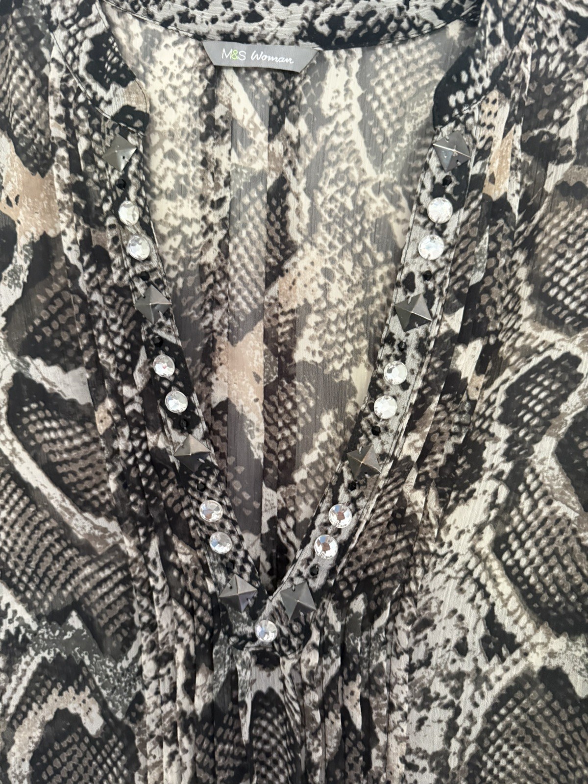 Beautiful M&S Embellished Jewelled Snake Print Blouse – Size 18 – Immaculate