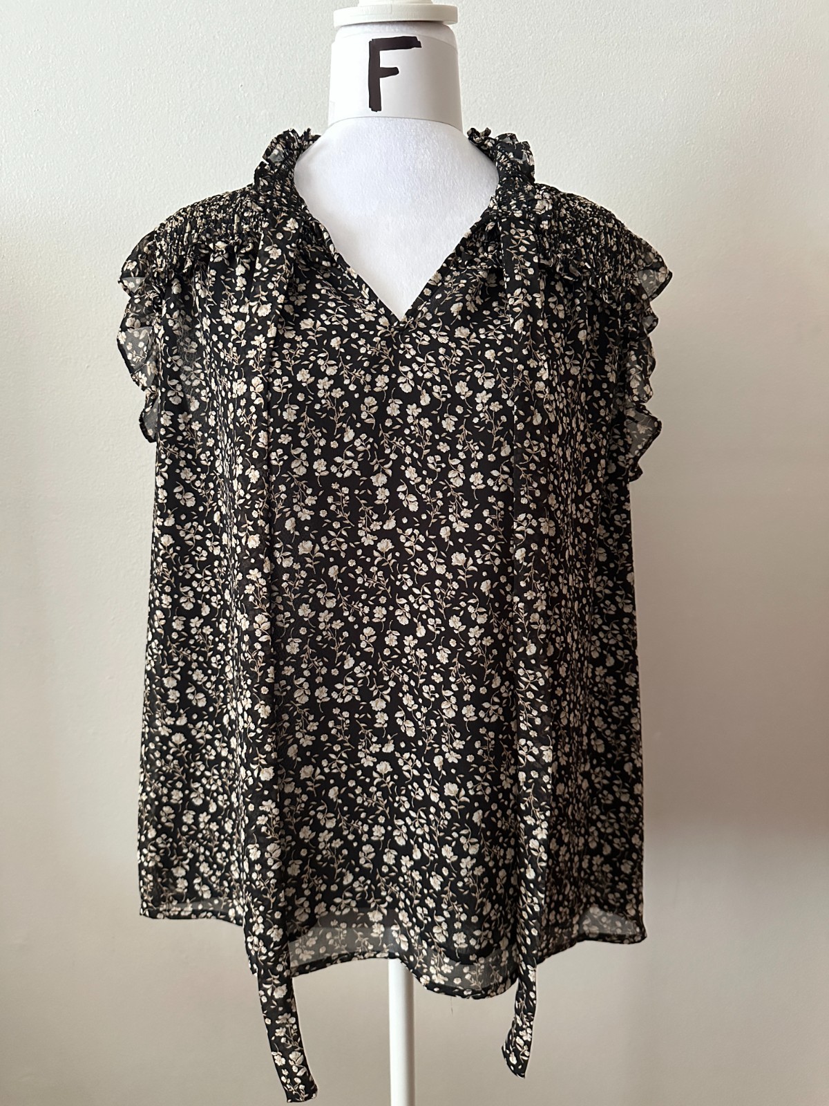 PLEIONE, Black with White/Beige floral print blouse, Smocked/ruffles, size (M)