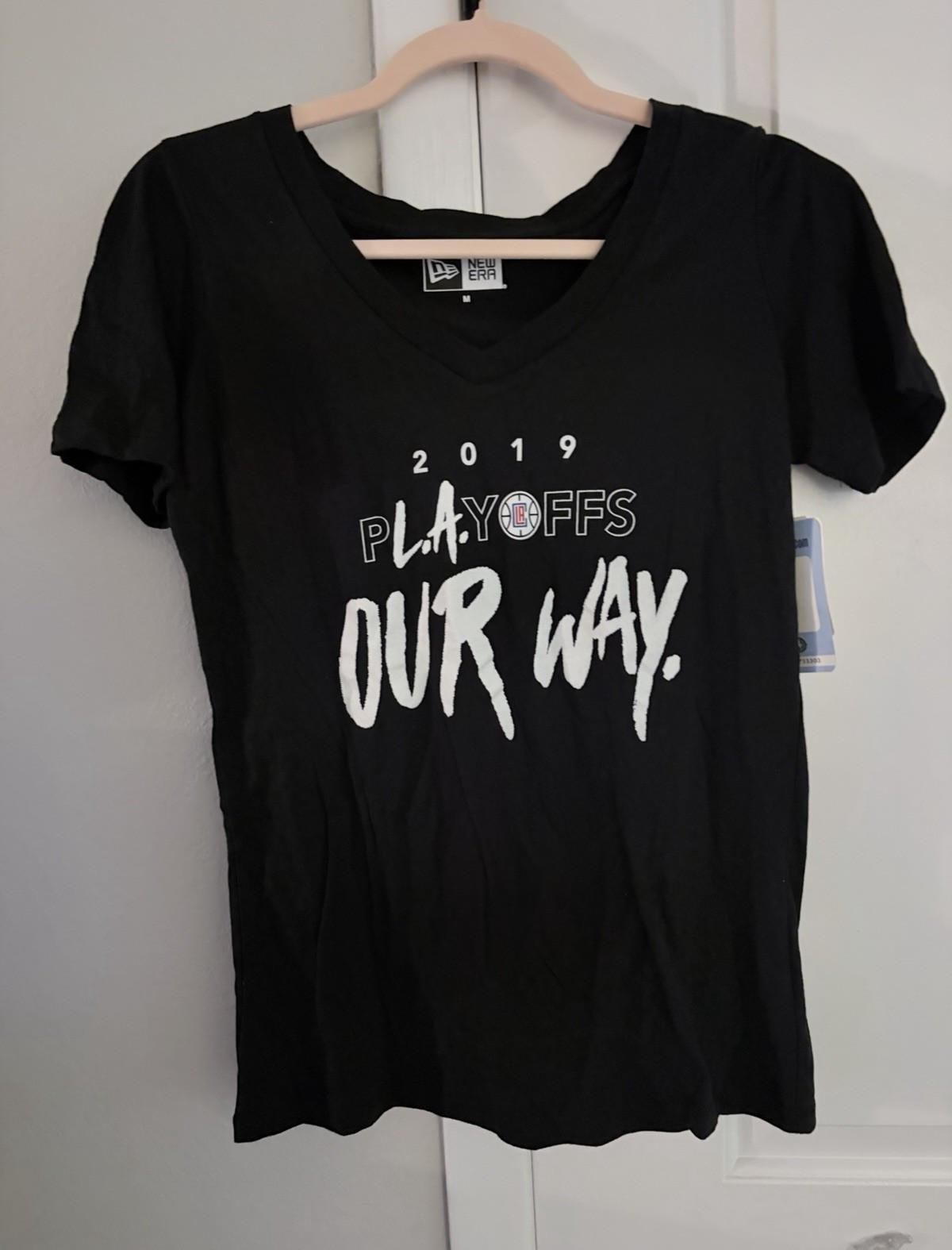 New Era Graphic Print V-Neck T-Shirt Women’s M Black Short Sleeve