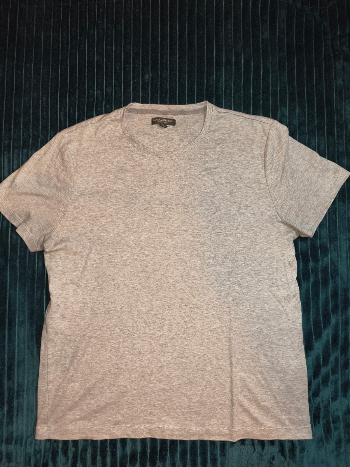 Woman’s Lg Banana Republic Luxury Touch tee gray fabric classic crew neckline.