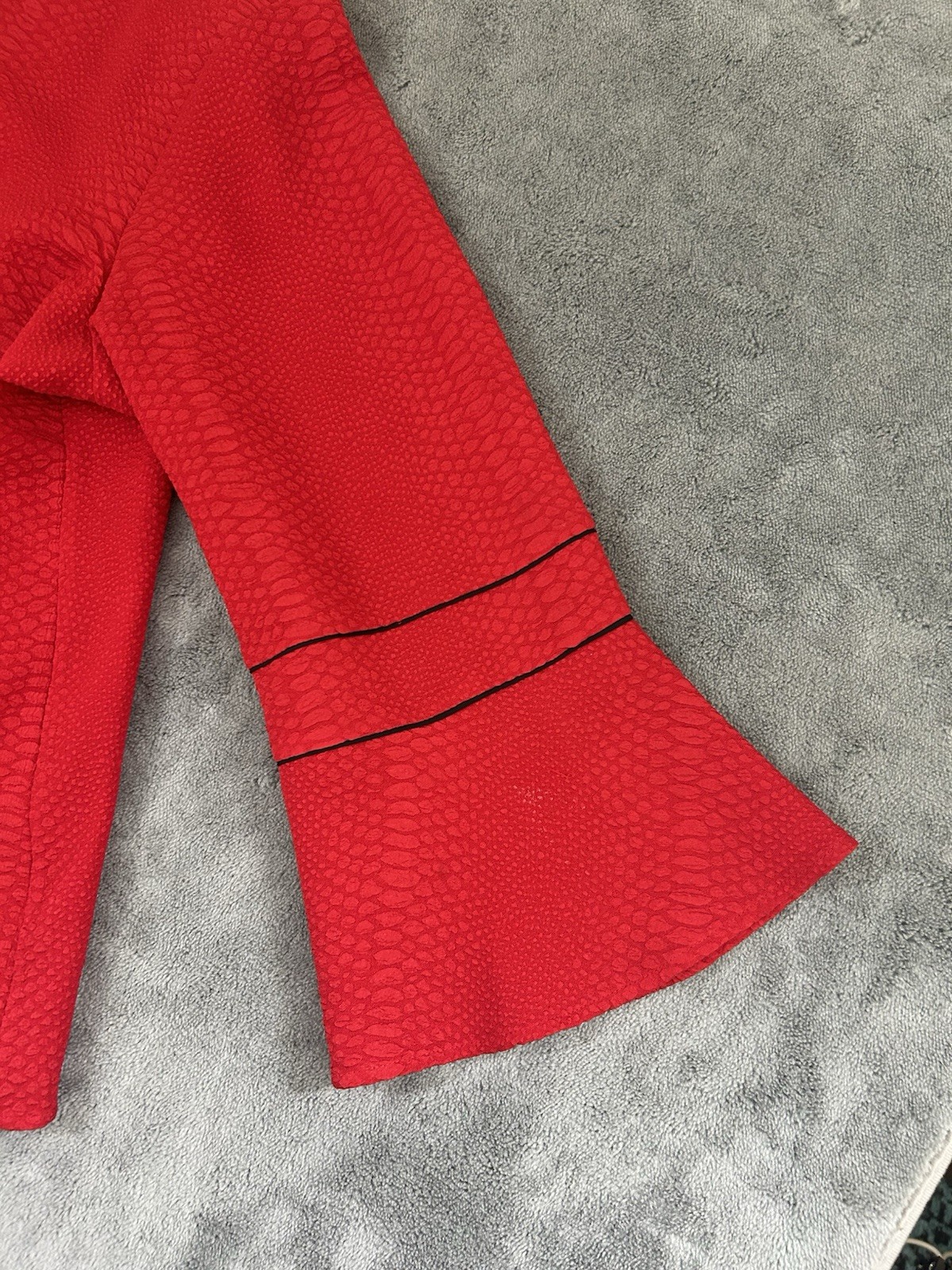 Calvin Klein Women’s Pullover Top Trumpet Sleeves 2X Red Black Lined Stretch 035