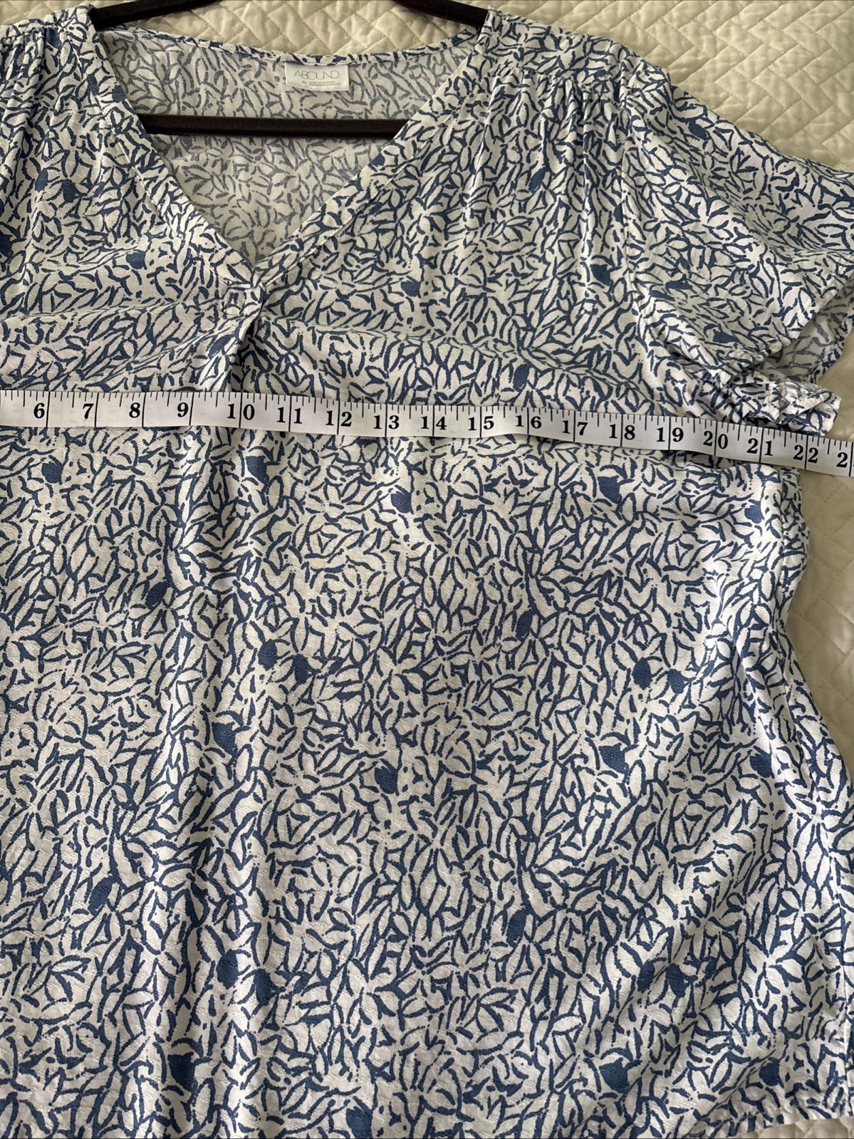 Abound Women’s Blue And White Floral Blouse, Size XL V-Neck (E15)