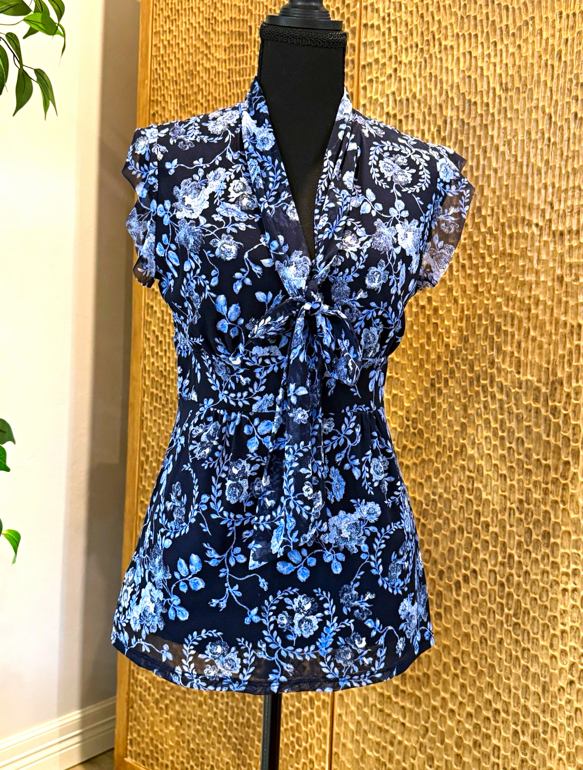 New York & Company Women’s Blue White Floral Mesh Nylon V-Neck Tie Blouse Med