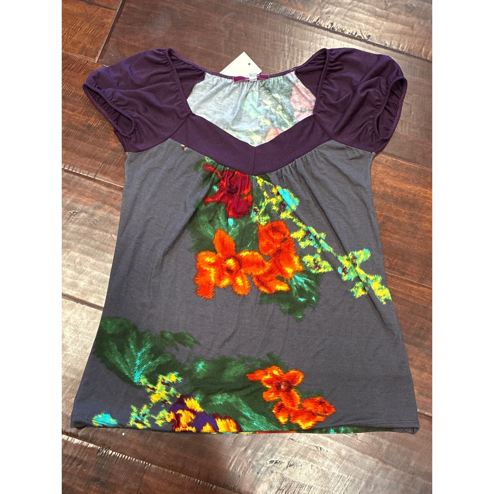 Julie’s Closet Floral Top Womens Medium Grey Purple Cap Sleeve V-Neck NWT