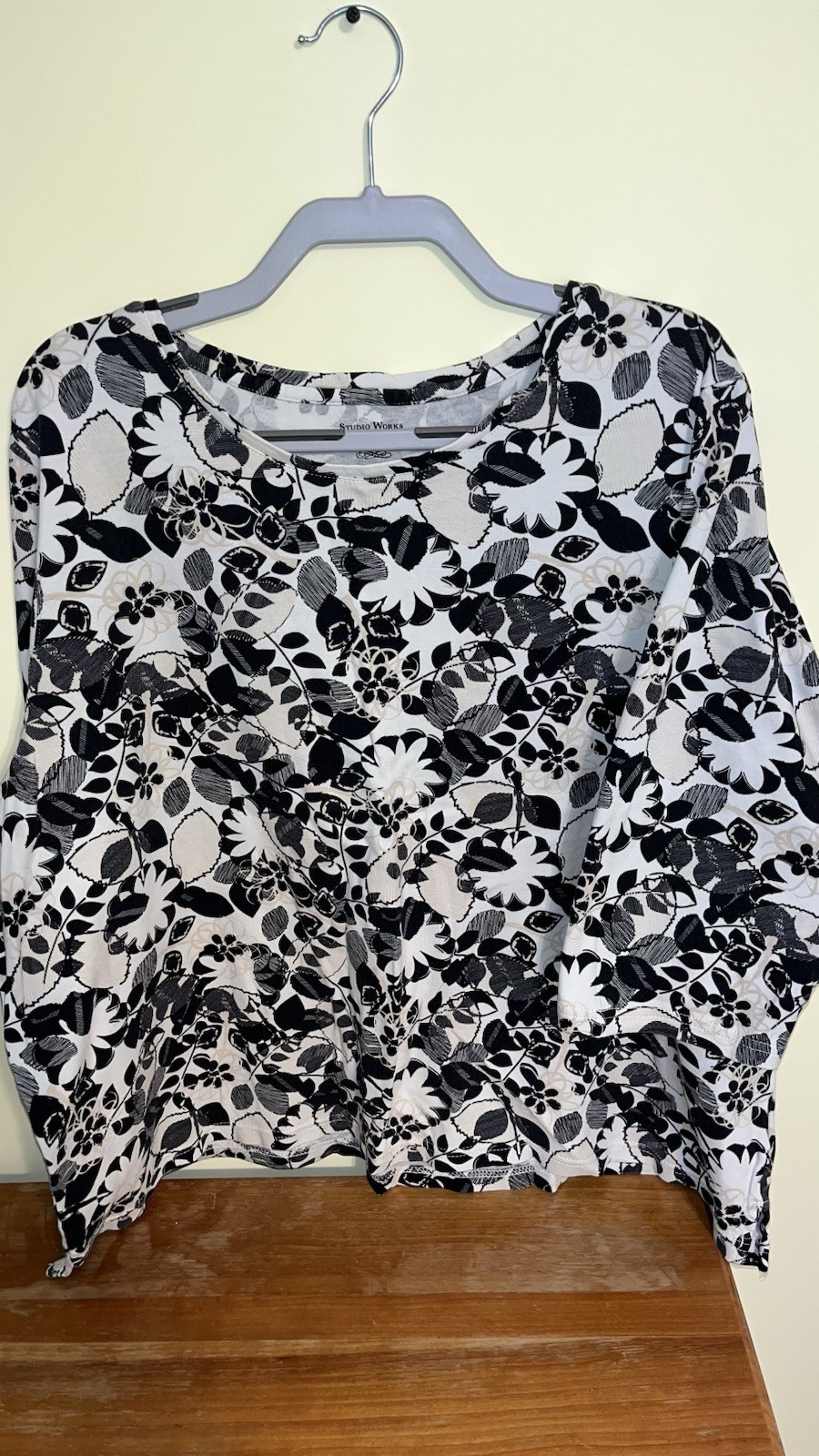 Studio Works Women’s Top 3X Plus Black White Floral Round Neck SS