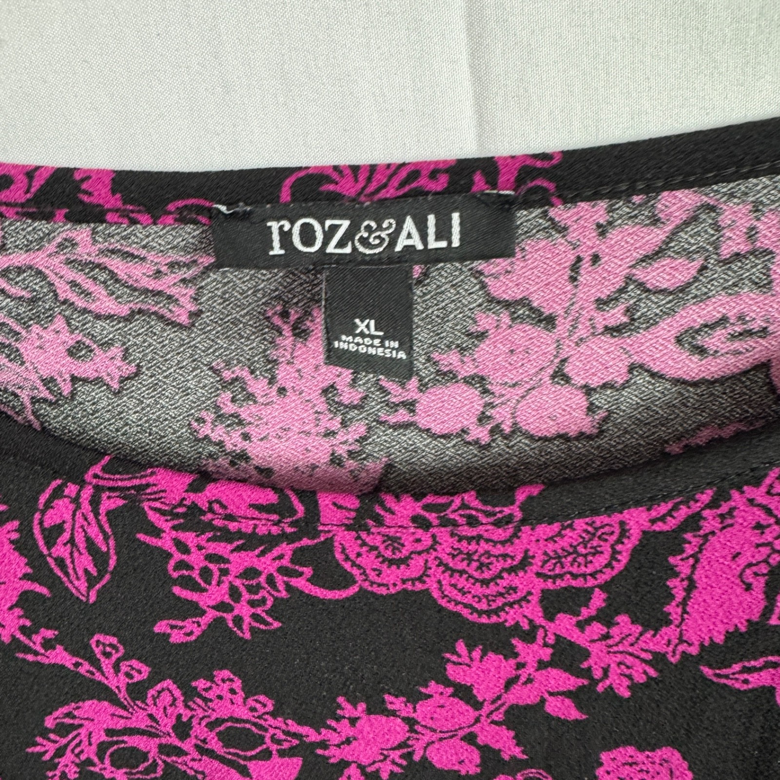 Roz & Ali Women’s Top Blouse Size XL Magenta/Black Floral Print Split Sleeves